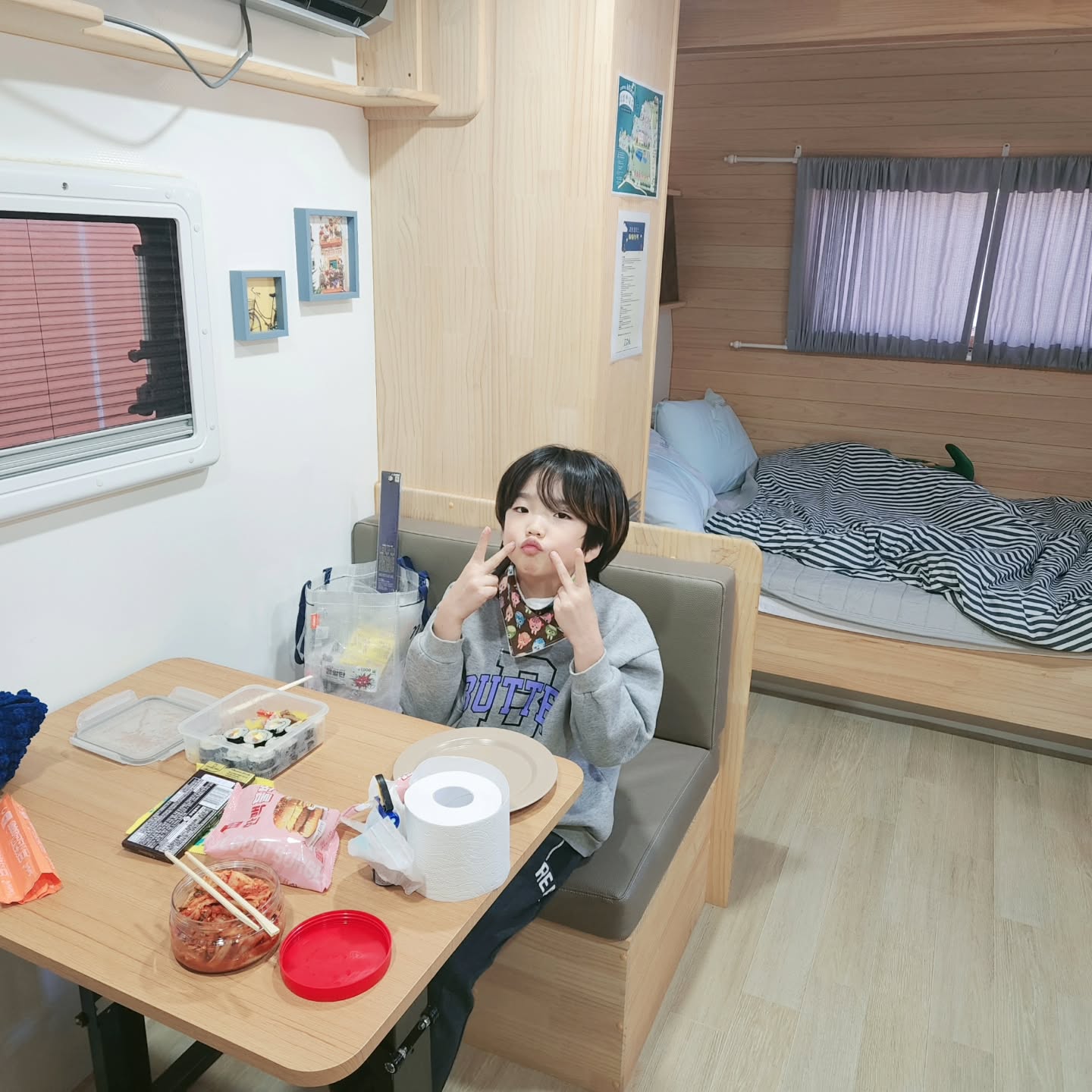 +3346
아침부터 함께한
엄마김밥과의 여정은 쭈욱~~
ㅋㅋㅋㅋㅋㅋ
담엔 더 맛나게 싸줄꿰.....