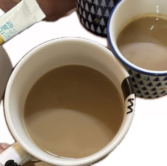 Maina on Instagram: "✨ [맥널티] 단백질 커피믹스 리뷰 ✨☕️

최근에 맥널티의 단백질 커피믹스를 만나게 되었어요! 이 제품은 믿고 먹는 커피 전문 브랜드에서 직접 개발한 제품이라 더욱 기대가 되더라고요.

한 포당 단백질 2.4g이 들어있어서, 커피를 마시면서도 단백질을 섭취할 수 있다는 점이 정말 매력적이에요! 특히 ‘산양유 단백질’이 함유되어 있어 소화흡수가 잘 되고, 유당불내증이 있는 분들도 안심하고 즐길 수 있다는 점이 큰 장점이에요. 🌼

부모님도 당 수치가 높아 건강을 신경 쓰시는데, 이 커피믹스는 스테비아를 사용해 제로슈가로 만들어져 안심하고 드셔도 좋을 것 같아요. 실제로 엄마께서도 믹스커피와 맛이 비슷하면서도 고소함이 더해져서 정말 맛있다고 하셨답니다! 😊

브라질산 아라비카 FD 커피를 사용해 고소하고 균형 잡힌 풍미를 자랑하는데, 초콜릿과 견과류의 깊은 맛이 느껴져 정말 만족스러웠어요. 😍

운동 중에도 챙겨 마시기 좋고, 식후나 일하는 중에도 기분 전환으로 딱이에요. 커피를 마시면서 단백질 보충이 필요하신 분들, 믹스커피를 건강하게 드시고 싶은 분들에게 강력 추천합니다! 💪

#광고 #협찬 #맥널티 #산양유단백질스테비아커피믹스 #단백질커피 #산양유 #산양유단백질 #스테비아 #커피믹스 #다이어트커피 #맥널티커피 #한국맥널티 #당뇨식단 #당뇨간식 #협찬문의"