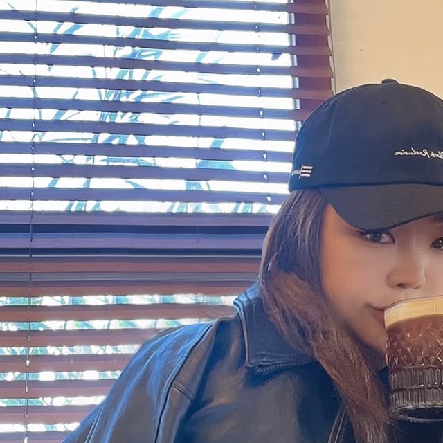 Jeong Euyeon on Instagram: "#광고 @fovere_official 이번 #제주여행 에서 너무 잘 입고 다니고 있는 #포베레 #레더자켓 🖤 비건 #레더블루종 이라 가볍고 멋스럽게 입을 수 있더라구요. 미니멀하면서도