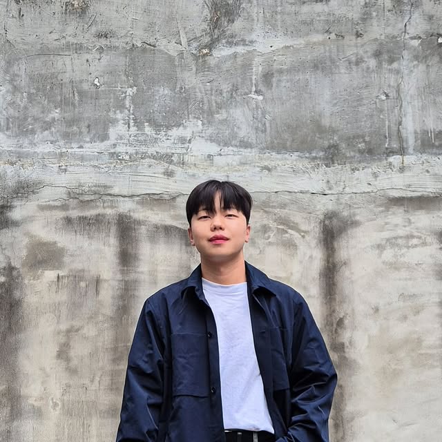 조성진 on Instagram: "#광고 요즘 같은 간절기엔 데님 하나만 잘 골라도 스타일이 확 살아나는 것 같아요. 빈티지한 감성이 돋보이는 벌룬핏 데님을 입어봤어요! 스탠다드에러(@standarderror_officia