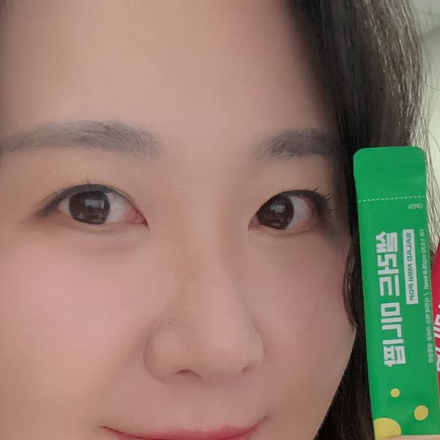 HYO on Instagram: "#광고

샐러드미니팝💚애사비미니팝❤️

식전샐러드 중요한거 아시죠! 간편하게 샐러드 미니팝 한 포 오독오독 섭취하면 혈당스파이크 줄이는 첫 단계! 맛있게 식사하고 난 뒤에는 애사비 미니팝으로 마무리하면 혈당지켜! 

식사라는게 습관이다보니 하나의 루틴처럼 샐러드미니팝과 애사비미니팝 챙겨먹어요☺️ 혈당관리하는게 정말 중요하더라구요! 그래서 더 찾게되는 것 같아요! 

들고다니기도 편해서 가방에 쏙 넣어다니면서 루팀지키기! 고객관점이라는 브랜드 답게 고객의 편의성을 가장 중요시하는 듯 해서 좋아요🙌🏻

작은 사이즈의 알약사이즈인데 씹어먹다보면 새콤달콤하고 맛있어서 식전간식챙기듯 먹게되요!

✔️제품 소개는 ’고객관점.com‘확인!

#샐러드미니팝#애사비미니팝#고객관점#포만루틴#식전간식#다이어트간식#애플사이다비니거#식전야채식사법#식전습관#새콤달콤"