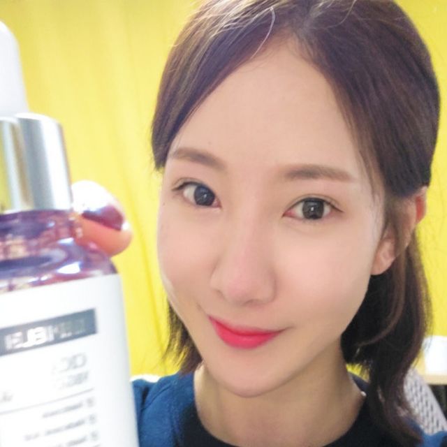먹쁜이하연 on Instagram: "여드름 피부를 위한 [임피엘 시카 비건 아크네 클리어 앰플] #광고

여드름 피부는 많은 사람들이 겪는 대표적인 피부 고민 중 하나입니다. 이를 해결하기 위해 다양한 제품이 출시되고 있지만, 효과가 만족스럽지 않은 경우가 많습니다.

임피엘 시카 비건 아크네 클리어 앰플은 여드름성 피부 사용 적합 테스트를 완료한 제품으로, 여드름 피부를 효과적으로 진정시켜줍니다.

정제수 대신 병풀추출물 46% 함유되어 피부 재생과 염증 완화에 도움을 줍니다. 또, 피부 속 수분을 채워주고, 피부 장벽을 강화해줍니다.

시카, 아줄렌, 병풀추출물이 함유되어 있어 피부 진정과 보습에 좋으며, 비건 인증 제품이라 민감 피부인데도 순하게 흡수됩니다.

임피엘 시카 비건 아크네 클리어 앰플은 끈적임 없이 빠르게 흡수되어, 피부에 부담을 주지 않습니다. 또 발림성이 좋아 바른 후 피부가 매끈해지고, 화장이 잘 먹습니다.

여드름 피부로 고민하시는 분들에게 임피엘 시카 비건 아크네 클리어 앰플을 추천 드립니다.
.
.임피엘 시카 비건 아크네 클리어 앰플'은 다음과 같은 특징을 가지고 있습니다.

여드름성 피부 사용 적합 테스트를 완료한 제품으로, 여드름 피부를 효과적으로 진정시켜줍니다.
정제수 대신 병풀추출물 46% 함유되어 피부 재생과 염증 완화에 도움을 줍니다.
피부 속 수분을 채워주고, 피부 장벽을 강화해줍니다.
끈적임 없이 빠르게 흡수되어, 피부에 부담을 주지 않습니다.
친환경 포장재를 사용하여 환경 보전과 더불어 제품 손상까지 방지해줍니다.
.
.
.@impiel.officia
[임피엘]을 검색해 주세요
.
#임피엘
#impiel
#임피엘 앰플
#임피엘아줄렌앰플
#임피엘시카앰플
#임피엘여드름앰플
#임피엘여드름
#임피엘트러블앰플
#임피엘트러블
#앰플추천
#여드름앰플추천
#트러블앰플추천"
