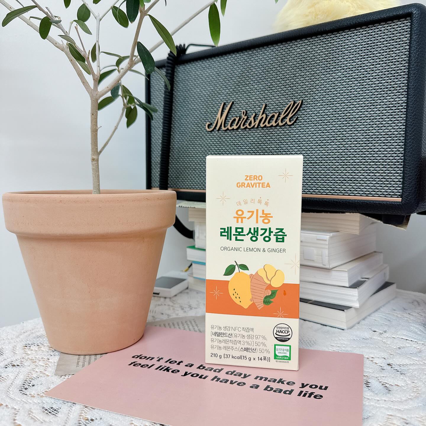 #광고 @zerogravitea_
⠀
제로 그래비티 유기농 레몬 생강 즙🌿
⠀
너무 추운 파베리아
겨울철 피해 갈 수 없는 감기🥶🥶
⠀
지온이네는 겨울철 면역 관리를 위해
제로 그래비티 유기농 레몬 생강 즙을 먹고 있어요❤️
⠀
100% 유기농 원물을 그대로 짜낸
순수한 생착 즙 레몬 & 생강이 스틱 하나에 쏙!
당분 걱정 없이 무설탕으로
건강하게 즐길 수 있어 좋아요👍🏻👍🏻
⠀
지온이네는 온 가족이 함께
따뜻하게 먹고 있는데
탄산수에 넣어 에이드로 즐겨도 좋을 거 같아요😋
⠀
스틱형이라 가방에 쏙쏙 넣고 다니면서
언제든지 간편하게 즐길 수 있어요👌🏻
⠀
몸을 따뜻하게 해주는 생강과
구연산과 비타민C가 풍부한 레몬의 조합이라니!
⠀
레몬과 생강 어느 것 하나 부족하지 않게
50 : 50 황금 배합으로
말을 많이 하거나 목이 피로한 사람들에게도
너무 좋을 거 같아요!
강추 입니다😏
⠀
⠀
⠀
⠀
⠀
⠀
⠀
⠀
#제로그래비티 #레몬생강즙 #유기농레몬생강즙
#레몬즙 #레몬진저티 #레몬청 #레몬차
#레몬디톡스 #레몬티 #레몬생강청
#레몬수 #레몬물 #협찬 #광고