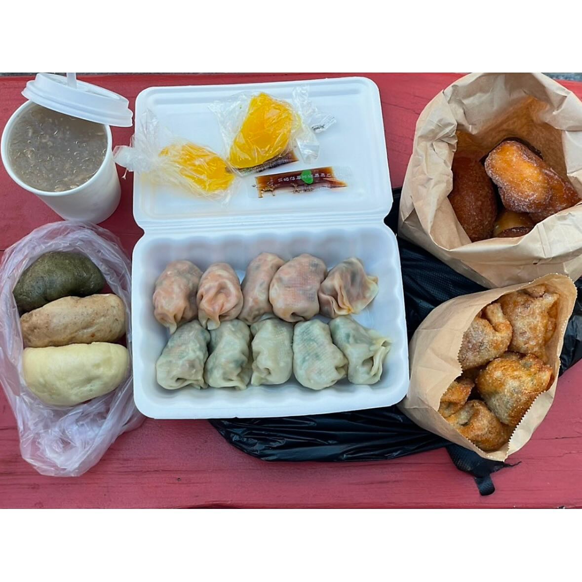 #협찬
🏠[팔남매] 👨🏻‍🍳

이천 관고전통시장에 있는 만두집

시장에가면 항상 먹던 간식들이 모여있어

여러가지를 골라 사갈 수 있어 좋음

메뉴는 찹쌀도나스, 고로케, 만두, 

찐빵(호밀,쑥,옛날), 꽈배기, 도나스 등 다양

그 중 가장 맛있는건 튀김만두🥟

살얼음 식혜가 있어 식혜 좋아하시는 분이라면 강력 추천✨

👣매일 10:00~19:30

🍽️ 만두10개 5.0
🍽️ 꽈배기, 도나스 3개 2.0
🍽️ 찐빵 (호밀,쑥,옛날) 2.0
🍽️ 찹쌀도나스 3개 2.5
🍽️ 고로케 1.0
🍽️ 식혜 1.5

주소 : 경기 이천시 서희로59번길 21 1층
.
.
.
.
#이천빵집 #빵맛집 #만두맛집 #팔남매 #음식스타그램 #맛스타맞팔 #맞팔환영 #먹스타그램🍴 #먹팔환영 #먹린이 #00년생 #시장맛집 #관고전통시장 #좋아요그램 #좋아요반사