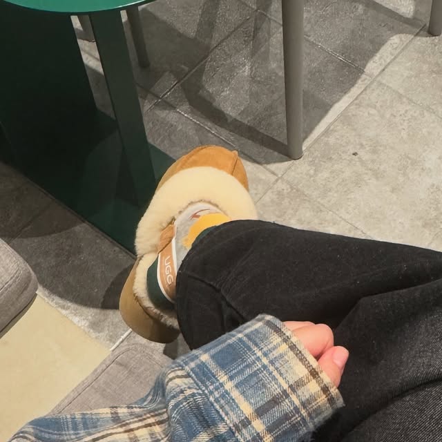 행복한 배카의 삶 on Instagram: "#협찬 요즘 나의 교복….👔맨날 입고있는 스탠다드에러 오버핏 체크셔츠🩵
✔️87-STAN083 레트로 플레이드 오버핏 포켓 긴팔 셔츠 딥블루

요즘 같이 추운 겨울 이너로 어떻게 입어야할지 고민할때 폴라티 입고 스탠다드에러 오버핏 셔츠 툭 걸쳐두면 힙스터 변신🌟
스탠다드에러 옷은 항상 옷 재질도 좋고 어깨핏 가다를 잡아준다고 해야하나,,,? 어디든 잘 어울리고 코디도 쉬워서 손 자주 가는 셔츠💚

@standarderror_official

#스탠다드에러  #STANDARDERROR #남여공용셔츠 #셔츠 #셔츠추천 #긴팔셔츠 #오버핏 #체크셔츠 #간절기셔츠 #Shirt  #CheckShirt  #Long-SleevedCheckShirt"