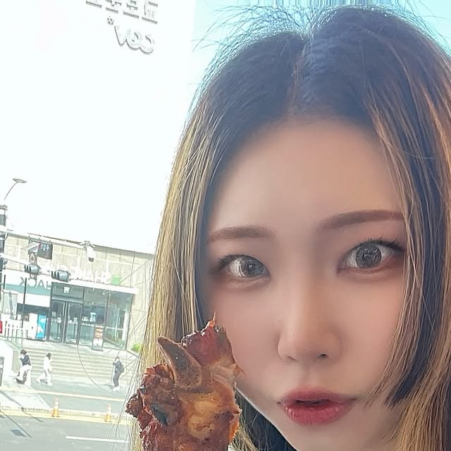 지 현 ᴊɪ ʜʏᴜɴ on Instagram: "#협찬 대장갈비가 리뉴얼이 되어서 맛이 업그레이드 됐다는 말에 신부동 육미제당 다녀왔띠오 ◡̎ 뷰 좋은 창가자리에 앉아서 지나가는 사람들도 구경하면서