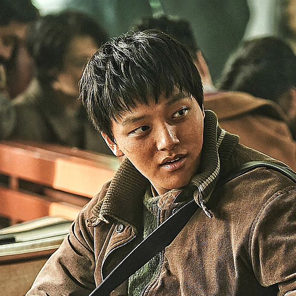 김충헌 (허니허니92🇰🇷) on Instagram: "#광고 @kidaristudio.movie 2024.06.14

여러분! 영화 #하이재킹 시사회에 #인플루언서 초대로 다녀왔어요! 영화 #하이재킹 은 상공 위 여객기에서 납치 사건이 벌어지며 일어나는 이야기를 다루고 있는데, 배우들 연기력이 진짜 역대급이라 100분이라는 러닝타임 동안 시간 가는 줄 몰랐답니다. 🐻✌️.

스크린에서 눈을 뗄 수 없을 만큼 정말 스펙터클했고, 비행기 액션씬도 많아서 눈호강 제대로 하고 왔네요. 최근 개봉한 영화 중 진심 최고라고 생각합니다! 영화 #하이재킹 은 6월 21일 개봉될 예정이라고 하니 다들 개봉하면 극장으로 달려가보자구요! 🙇‍♂️🙋‍♂️.
 
 
@kidaristudio.movie
#유료광고 #하이재킹 #6월21일극장대개봉 #하정우 #여진구 #성동일 #채수빈 #데이트 #시사회 #영화추천"
