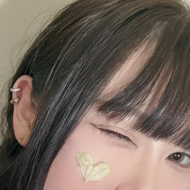 Jenna on Instagram: "#광고#@aprilskin_korea

에이프릴스킨에서 팩,각질케어,클렌징,진정4in1으로 케어기 가능한 핑크알로에 머렝숍을 출시 했습니다🎉✨
사용해봤는데 알갱이도 자극적이지 않고 
요철!있는 분들께 매우 강추하게 되…!
은근 화장까지 잘 지워주더라구요? 요물요물
핑크는 핑크알로에+콩스크럽+수분성분 72%함유!
그린은 병풀추출물+녹두스크럽+자연유래성분78%로 
좋은거란 좋은거 다 넣어벌여🥹🌿
요즘 스크럽은 자극 없이 각질제거 하는게 포인트에요
피부가 좋아지면 부자 된다는 말도 있으니 다들 피부관리하고 부자 되십셔🥰🥰🫶🏻

#에이프릴스킨#aprilskin#핑크알로에#머랭솝#클렌저추천#폼클렌저#폼클렌징#폼클렌징추천#클렌징폼#클렌저#알로에#알로에클렌저#피부진정#피지#폼클렌저추천#각질제거#저자극클렌저"