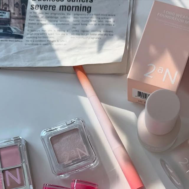 SUJIKIM on Instagram: "#협찬 🎀 For light & Bright ⋰˚☆ 🎀  2aN 8월 올영픽 아이돌 뽀용템 🤩✨🍬 러브 버블 컬렉션 영접후기 🍬🧁🍭🧁🍬🍰🍭

🐥 15ml의 미니미니한 사이즈로 어디든지 함께할수있는 💕 투에이엔 롱 웨어링 파운데이션 미니 💓 총 4가지 영롱한 컬러들 중 올영온니 베이비 복숭아톤 🍑 20.Peach 그리고 뽀양 크림상아빛 19.palebeige 🤍 겟!

💄쿨&웜&뉴트럴까지 🍧 투에이엔 글레이즈 바운싱 틴트 💋쫀쫀밀키한 제형에 마일드한 플럼핑효과까지 💓

쿨톤웜톤 데일리로 굿 🍓 5.버블리 컬러 🍑 여름라이트 찰떡 16.슈가버블 🫧여름브라이트 🍎 겨울클리어 에게는 9.캔디츄 가끔은 가을웜톤이 되고플때 🍅 로즈문 컬러 추천 🍇

🎨 쿨톤맛 핑크 입문템으로 나온 투에이엔 베러미 아이팔레트 New 컬러 🩰 버블 캔디 🍬 달콤한 꿈을꾸는 듯한 컬러감이 너무 매력적인 💓 쿨톤 찰떡이지만 뉴트럴한 핑크컬러 색감이라 웜톤에게도 너무 굿 🫧

아이돌 뽀용 마지막으로는 투에이엔 컬러 플레이 듀얼라이너 ✨🤍✨ 그리고 퓨어글래시 히이라이터로 아이돌 빤짝임까지 완벽하게 🤩

올영 온니 컬러와 기획세트도 가득하니 🎶
지금 바로 올리브영에서 투에이엔 러브 버블 컬렉션을 만나보세요 💗 ˖࣪｡･:*:･ﾟ★,｡･:*:･ﾟ☆ #광고 #올영픽 #올리브영추천템 #올영필수템 #러브버블컬렉션 #롱웨어링파운데이션미니 #컬러플레이듀얼라이너 #투에이엔 #2an #heartstohearts #투에이엔x올리브영 #투에이엔쿨톤 #여름쿨톤 #투에이엔틴트 #올영픽 #투에이엔버블컬렉션 #투에이엔버블캔디 #투에이엔팔레트"