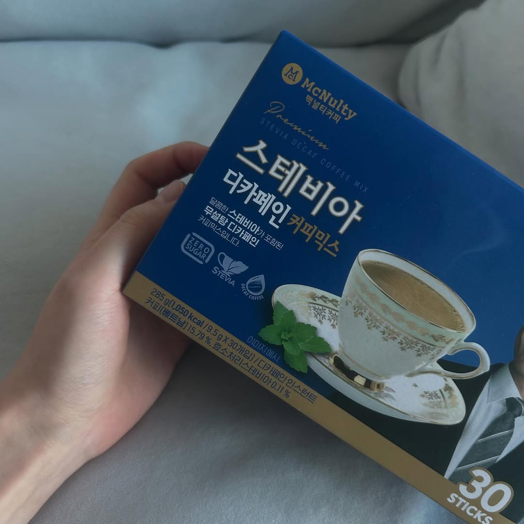 _sky_ | #광고 맥널티 스테비아 디카페인 커피믹스! ☕️ 💥 30년 전통, K-커피 산업 1세대 맥널티가 개발한 국내 최초 원조 스테비아 디카페인 커피믹스! ⚡ 일반 커피믹스 스틱 당 카페인 50~60mg! 그런데 맥널티 스테비아 디카페인 커피믹스는... | Instagram