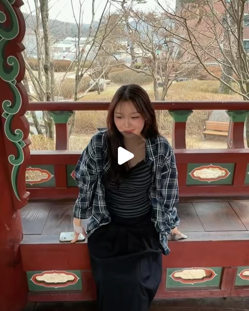 이수영 on Instagram: "아우 피곤한 학교.. . . . 두께감이 얇아 가볍게 레어어드로도 입을 수 있어용가리~! #스탠다드에러 #STANDARDERROR #남여공용셔츠 #셔츠 @standarderror_official"