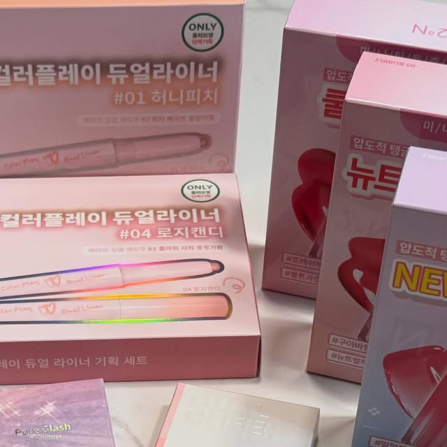 @hg22334 on Instagram: "#광고 8월 올영픽 추천템 투에이엔 러브 버블 컬렉션💕

신상 라인업은 러브 버블 컬렉션(6종), 롱 웨어링 파운데이션(4종), 그리고 컬러 플레이 듀얼 라이너(5종) 패키지부터 러블리하고 구성도 다양해서 눈길을 사로잡더라구요 

✔ 롱 웨어링 파운데이션 미니 – 작은 사이즈라 파우치에 쏙 들어가고, 피부에 얇게 밀착되면서 지속력까지 좋아서 여름철 수정화장용으로 딱이에요 저는 21호 픽 !

✔ 퓨어 글래시 하이라이터 – 맑고 투명한 광이 올라와서 피부가 은은하게 반짝여 보이는데, 과하지 않고 데일리로 쓰기 좋아서 요즘 애정템이에요✨ 쉘컬러 , 트와일라잇 선택했어용🩷

✔ 듀얼 치크 – 양쪽에 다른 컬러가 들어있어서 블렌딩하기 좋고, 톤 조절이 가능하니까 분위기에 맞게 다양하게 활용 가능하더라구요

✔️컬러플레이 듀얼라이너 - 애교살 통통하게 만들어주는 템 !
1호부터 5호까지 다양해서 웜톤부터 쿨톤까지 픽해보세요 >_<
1호 4호는 싱글섀도우 미니 기획으로 더 활용도 좋아요

매장마다 재고는 조금씩 다를 수 있는데, 인기템이라 그런지 매장에서도 테스트하는 분들이 많았어요 직접 발라보면 왜 올영픽으로 선정됐는지 바로 느껴지실 듯해요 🙌

💗 예쁘면서 실용성까지 잡은 8월 올영픽, 올리브영 가시면 꼭 한번 체크해보세용!

#올영픽 #올리브영추천템 #올영필수템 #러브버블컬렉션 #롱웨어링파운데이션미니 #컬러플레이듀얼라이너 #올영세일 #올리브영 #올리브영세일"