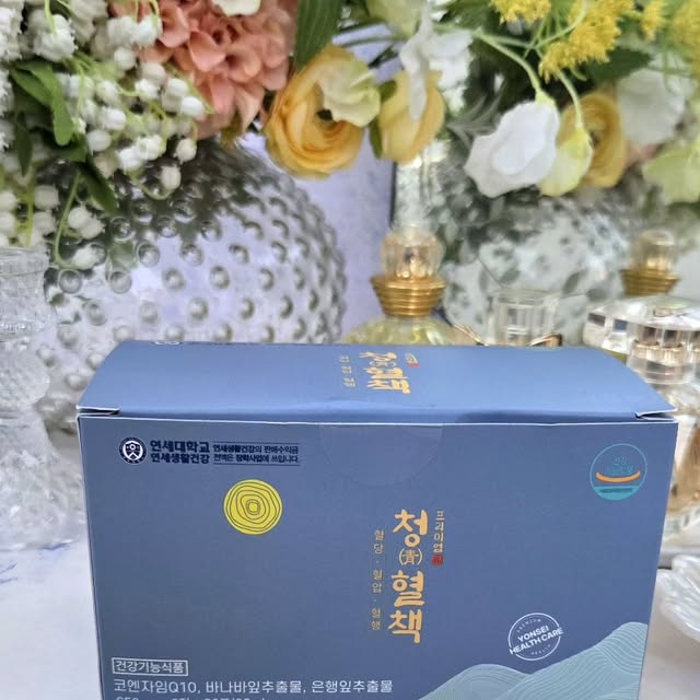 조아서 그램해 on Instagram: "#협찬

#연세청혈책

요즘에는 건강 관리에 진심이기에
식후 혈당 관리에 신경 쓰려고

140년 전통의 연세대학교 
연세 생활연구진이 심혈을 기울여 
연구해 만든 청혈책으로 
혈당 관리하고 있어요

** 혈당케어 연세 청혈책 **에는

주요 3가지 혈당에 도움을 줄 수 있는
바나바 잎, 은행잎 추출물, 코큐텐을 함유
모든 영양소가 식약처 기준 최대 함량을
담고 있어서 만족도 또한 높은데요

실제로 섭취해 보고 좋다는 
후기가 3000개 이상~
재구매율 92%로 10명 중 9분은
다시 재 구매하고 있기에
더욱 신뢰가 갔는데,,,

드시고 효과 없으면 100% 환불이라는
타이틀을 내세울 정도로
제품에 대한 자부심 또한 높더라고요

개별 포장되어 있어서 휴대성도 용이해
들고 다니며 챙기기도 좋았는데요

하루 2정 1포로 식사 후 매일 동일한 시간에
섭취해 혈당을 낮추는 데 도움을 받을 수 있어
간편하게 챙기기 아주 좋네요^ㅂ^/

#청혈책
#혈당영양제
#연세혈당영양제
#대한장수연구소 
#연세대학교청혈책 
#바나바잎"