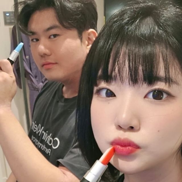 숨 on Instagram: "#광고

친구, 연인과 나눠쓰기 좋은 립밤 🩷나틴다매직타투립밤🩷

요즘 쌀쌀한 날씨에 입술이 자꾸 건조해지더라구요 ㅠㅠ

꾸덕한 립밤도 좋지만 가볍게 데일리로 사용하기 좋은 컬러립밤이 필요하신 분들🖐

또 확실한 컬러감이 필요하신 분들께 추천드리고 싶은 제품이에요☺️

그라데이션하기 좋게 색상이 반으로 나뉘어져 있기 때문에 똥손도, 남성분들도 바를 때 걱정하지 않으셔도 돼요!

여기서 단순히 색상만 내는 립밤이냐? 뎃츠 노노☝️

착색이 가능한 매직타투립밤이라 단독으로 발라도 괜찮저라고요 ㅎㅎ

2개 구성이라 친구랑 또는 연인이랑 나눠가지기에도 안성맞춤(●’∇’)♪

진한 발색의 립밤 찾으시는 분들께 추천드릴게요💕

#나틴다매직타투립밤 #나틴다 #매직타투립밤 #타투립밤 #립밤 #매직립밤 #착색립밤 #핑크립밤 #촉촉한립밤 #반전립밤 #립케어 #보습밤"