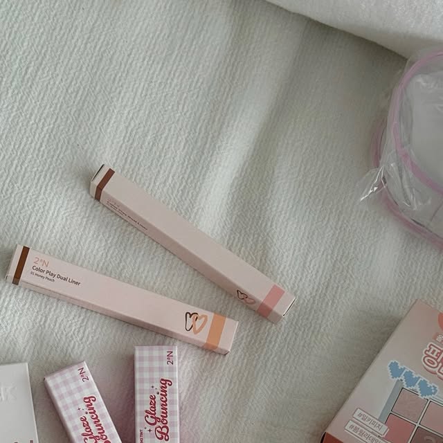 이 시현 on Instagram: "#광고 @2an_official 

올리브영에서 가장 핫한 브랜드, 투에이엔
가격대도 저렴하고 사용하기에도 편리해서 푹 빠져있는 브랜드 :)

🏷️ 컬러 플레이 듀얼 라이너 기획세트
확실하게 반짝이는 아이라이팅,
은은하게 물드는 애굣살,
음영 트임까지 연출할 수 있는 듀얼 라이너

뭉침 없는 발림성과 높은 픽싱력,
밀착력 있는 제형으로 정말 여름에 너무필요한 제품이에요

한쪽은 음영라이너, 다른쪽은 펄라이너라서
하나로 두개의 효과까지 !

🏷️ 투에이엔 롱 웨어링 파운데이션 미니
촉촉한 사용감은 유지하면서도 들뜸 없이 보송한
마무리를 완성해 주는 겉뽀속촉 파운데이션

건조한 편인데 이거 발랐을때 땡기지가 않았고
각질 부각같은게 전혀 없었어요

파우치에 쏙 들어가서 언제 간편하게 꺼내 수정할 수 있는
미니 파운데이션,
퍼프도 사은품으로 제공되어 함께쓰니 더좋았어요

20호 복숭아는 올리브영 단독 컬러-🍑

🏷️ 투에이엔 글레이즈 바운싱 틴트
유리알처럼 맑고 탱글한 캔디광 입술을
연출해 주는 글로우 틴트

청량한 멘톨 성분때문에 바르는 순간
마일드한 플럼핑 효과

수분 에센스 함유로 끈적임 없이 가볍고
촉촉해서 가득 발라줘도 부담없어요 :)

🏷️ 듀얼치크

부드러운 텍스처로 블러링 한 듯 매끈한 발림성
메이크업 똥손도 사용하기 너무좋아요 -!

#올영픽#올리브영추천템#올영필수템#러브버블컬렉션#롱웨어링파운데이션미니#컬러플레이듀얼라이너"