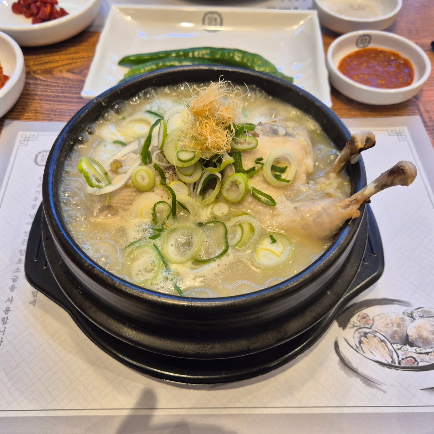 #광고 #협찬

백석역에서 맛있는 삼계탕
한 그릇 먹고싶다면 바로
'삼계보감'이랍니다~

추운 날씨에 뜨끈하게
몸보신 하고 싶어
방문해보았어요.

닭한마리가 통으로
들어가있고 그 밑에 
뜨끈한 녹두죽까지~

푸짐하고 든든하게 먹기 좋았어요😊

#백석맛집#백석역맛집 #백석삼계탕 #백석역삼계탕 #삼계보감 #삼계보감본점 #녹두삼계탕 #겨울보양식 #고양보양식 #일산보양식 #고양삼계탕 #일산삼계탕
