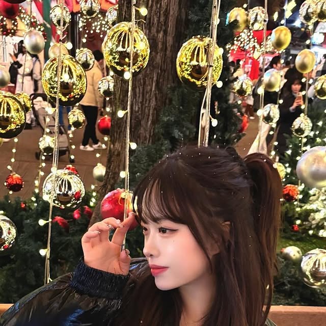 히츄 on Instagram: "#광고 펑펑 눈이 옵니다 ~ ༘⋆ ꙳ 

여유로운 실루엣의 카라넥 글로시 패딩 🖤
투웨이 지퍼로 다양한 연출이 가능해요

내 가을을 책임진 태닝키티 안뇽..
 
#패딩#글로시#카라패딩#아이러니포르노#아이러니포르노화이트라인#오버핏#점퍼#겨울패딩#점퍼#Padding#Leather Padding#IRONYPORNOWHITELINE"