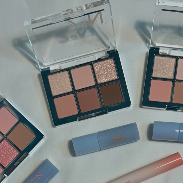 지은🌸 | 국내여행 • 핫플 • 카페 on Instagram: "#협찬

투에이엔 러브 버블 컬렉션🩷
사랑스러움 한도 초과 베러 미 아이 팔레트, 글레이브 바운싱 틴트, 컬러 플레이 듀얼 아이라이너 사봤어요~
컬러감이 전부 러블리해서 여름인 지금 쓰기에 너무 예뻐요!
색감 맛집 투에이엔 제품 써보시길 추천드려요🤍

글레이즈 바운싱 틴트 - 02 로지 모카, 04 피치 슈, 05 버블리, 09 캔디츄
베러 미 아이 팔레트 - 02 페어리, 11 드리밍, 16 버블 캔디
컬러 플레이 듀얼 아이라이너 - 02 베베 핑크

#올영픽#올리브영추천템#올영필수템#러브버블컬렉션#롱웨어링파운데이션미니#컬러플레이듀얼라이너"
