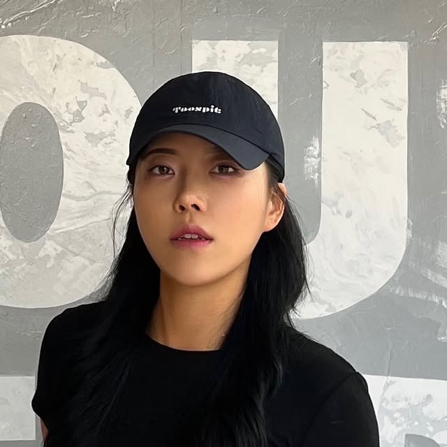 코코 / 다양하고 재밌는 뷰티&패션 정보💗 on Instagram: "#제품협찬
여름템 나일론 소재로 추천 하는 진짜 가벼움!🧢
#투에스핏#나일론방수볼캡
⠀
여름에도 가볍게 쓰기 좋은 여름여자모자 추천으로
캐주얼한 디자인 나일론 모자
아이템을 가지고 왔는데요!✨
⠀
요즘은 머리하고 나가면,,, 바로 볼륨이 가라 앉고
스타일링이 금방 망가지는 경우가
많다 보니 모자 찾으시는 분들이 정말
많지 않나 싶어 요 아이템 딱이지
않을까 싶어서 추천드리게 됐어요😆
⠀
​국내 자체 제작으로 만들어진
투에스핏 나일론 모자는
여름에도 착용하기 좋은 쾌적하고
가볍게 많은 분들이 쉽게 다가가기
좋은 모자 전체가 나일론으로
만들어진 아이템이고 스트링으로
편안하게 사이즈 조절이 쉽게
가능한 아이템이라 남녀노소
많은 분들께 완전 확고하게 추천을 드리고 싶었던
고런 모자로 다가오더라구요👍🏻
⠀
나일론 방수 볼캡은
다양한 컬러감과
제가 오늘 보여드리는 레터링 자수,
로고 두 가지 라인으로 나온 아이템 인데요
⠀
컬러 같은 경우도 블랙, 화이트,
차콜, 네이비, 그레이 이렇게
베이직한 컬러 구성으로 다양하게
취향에 따라 고를 수 있는 장점 있답니다🩵
⠀
⠀
⠀
#볼캡#캡모자#방수모자#모자추천#여자모자#런닝모자#남성모자#운동모자#여자여름모자#여름여자모자#투에스핏
⠀
​
⠀
⠀
⠀
​
⠀
⠀"