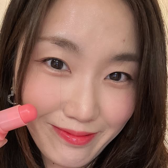 쇼니😊 on Instagram: "#광고 투에이엔은 일상의 모든 순간에 당신이 가장 당신답게 빛나도록 반짝임을 선사하는 것을 목표로 하고 있는데요✨ 최근들어 제가 가장 애정하능 메이크업 브