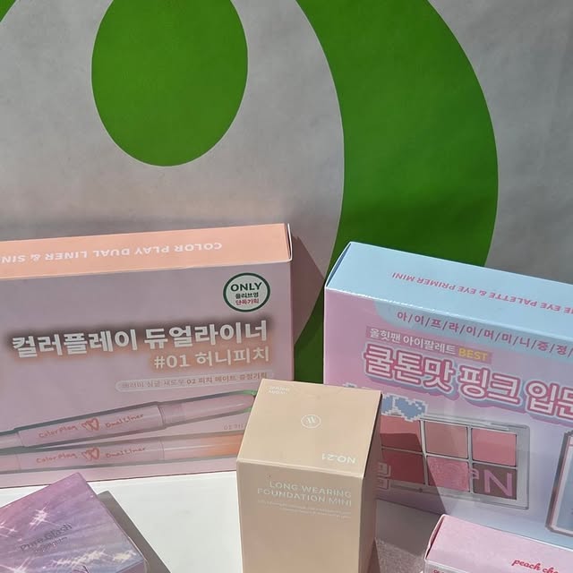 황지혜 | 준브로맘 프로N잡러 on Instagram: "#협찬#리뷰

✨ #투에이엔 올영픽 체험 후기 ✨

이번 8월 올리브영 픽으로 선택한 #투에이엔 제품들 🍑💗
실제로 써보니 왜 이렇게 인기 있는지 알겠더라구요!

✔ 롱웨어링 파운데이션 미니 → 얇고 촉촉하게 밀착돼서 여름에도 무너짐 걱정 없음 💦
✔ 베러미 아이팔레트 → 데일리부터 러블리 메이크업까지 컬러감 최고 🎨
✔ 듀얼치크 → 투톤 조합으로 생기 가득 🍓 볼에 발색감이 너무 자연스러워요!
✔ 퓨어 글래시 하이라이터 → 은은하게 빛나는 물광✨ 인생 하이라이터 등극
✔ 글레이즈 바운싱 틴트 → 과즙 터지는 발색 + 탱글립 💋
✔ 컬러플레이 듀얼라이너 → 손쉽게 포인트 주기 딱!

투에이엔은 발색력, 지속력, 패키지까지 다 만족스러워서 벌써 애정템 등극했어요💕
올여름 메이크업은 투에이엔으로 해결! 🌈

#올영픽 #올리브영추천템 #투에이엔 #롱웨어링파운데이션미니 #듀얼치크 #베러미아이팔레트 #퓨어글래시하이라이터 #글레이즈틴트 #컬러플레이듀얼라이너 #데일리메이크업 #올리브영필수템"