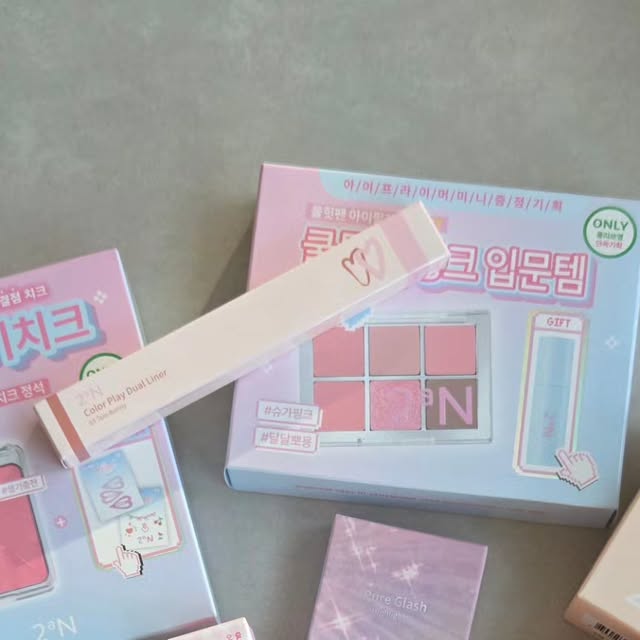 Hyejung Lee on Instagram: "이번에 올리브영에서 투에이엔 올영픽 추천템을 한 번에 체험해봤어요!🥰

먼저 롱 웨어링 파운데이션 미니는 하루 종일 들뜨지 않고 피부 표현이 깔끔하게 유지돼서 데일리 메이크업용으로 완전 추천이에요✨

컬러플레이 듀얼 라이너는 애교살 메이크업에 딱! 부드러워서 라인이 잘 그려지고 발색이 선명해서 그런지 유지력이 좋더라구요🙆‍♀️

립은 글레이즈 바운싱 틴트를 발랐는데, 촉촉하면서도 은은한 색감이 입술에 자연스러운 생기를 줘서 마음에 들었구요💄

아이 쉐도우로는 베러미 아이 팔레트를 사용했는데, 다양한 컬러 구성 덕분에 데일리부터 포인트까지 활용 가능하고, 발색과 블렌딩 모두 만족스러웠어요🙌

퓨어 글래시 하이라이터는 자연스러운 광으로 피부가 건강하게 보여서 하이라이트만으로도 얼굴에 입체감이 생기고, 듀얼치크는 2가지 색상의 블러셔로 간단하게 얼굴 윤곽과 혈색을 살릴 수 있어서 정말 꿀템💗

전체적으로 사용감이 부드럽고 컬러감, 지속력 모두 만족스러워서 앞으로 저의 데일리 메이크업 필수템으로 자리 잡을 것 같아요!😍

#올영픽 #올리브영추천템 #올영필수템 #러브버블컬렉션 #롱웨어링파운데이션미니 #컬러플레이듀얼라이너 #투에이엔"