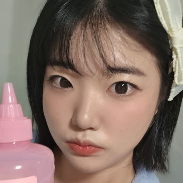 숨 on Instagram: "#광고

여러분! 요즘 너어어무 건조하지 않나요?😟

제가 원래도 건성이지만, 날씨가 쌀쌀해지고 바람이 많이 불면서 더 건조해지더라구요 ㅠㅠ

그래서 평소보다 기초에 더 신경을 쓰구 있는데, 그 중 하나가 바로 팩이에요!

그런데 또 팩값이 한두푼도 아니구, 데일리로 하기엔 과할 때도 있잖아요😂

저는 그럴 때 팩토를 자주 한답니당 ㅎㅎ

그래서 오늘 소개해드릴 제품은 #에이프릴스킨 의 핑크 알로에 비타 토너 X 모찌 스킨팩 화장솜 이에요!

원래도 핑크 알로에 라인이 색소침착, 미백, 진정에 좋은 제품들이였는데 비타 토너도 있더라고요 :)

✔️ 핑크 알로에가 통째로 들어 있기 때문에 수분보충은 물론, 트러블 진정에도 좋아요

또 약산성제품이라 여드름성 피부이신 분들도 사용이 가능한 제품이랍니다 ㅎㅎ

 ✅️ 사용하면서 좋았던 점 한가지 ✅️

팩토할 때 토너 입구가 넓다보니, 확 나올 때 다들 있으시잖아요?

요 토너는 팩토하기 좋은 제품인 만큼, 캡부분이 뾰족하게 되어있는데요

뾰족한 캡인데 미사용시에는 돌려서 닫아놓을 수 있어서, 더 편안하게 그리고 깔끔하게 사용이 가능해요!

그리고 📌모찌 스킨팩 화장솜📌

이렇게 쫀쫀라게 잘 늘어나는 화장솜은 처음 보는데 수분 유지력도 대박이에요!

알고보니 텐셀 원단이라 그런 거더라고요 ㅎㅎ

적은 토너양으로도 충분하게 팩토가 가능한데 저처럼 솜에 적셔서 하셔도 좋고, 솜 위에 토너를 직접 부어주셔도 좋아요🩷

이렇게 팩으로 흡수시키니, 평소 기초할 때보다 더 흡수가 잘 되는 느낌 ㅎㅎ

간단하게 홈케어 하기에도 좋으니 추천드릴게요🙌

핑크알로에 비타토너 구매시, 모찌 스킨팩 화장솜을 증정하구 있으니 서둘러서 구매하세용 (●’∇’)♪

👇비타토너 + 화장솜 공식몰 구매 링크👇

https://aprilskin.com/product/detail.html?product_no=1316

*트러블 : 피지, 요철, 유분, 화이트헤드, 블랙헤드, 잡티 흔적을 의미함

*핑크알로에 : 알로에베라잎수

*흔적 : 잡티흔적, 붉은기

#@aprilskin_korea #저자극토너 #진정토너 #데일리토너 #토너추천 #에이프릴스킨 #핑크알로에비타토너 #스킨팩 #토너팩 #모찌스킨팩화장솜 #미백토너 #미백케어 #톤업토너# 트러블 #화장품추천"