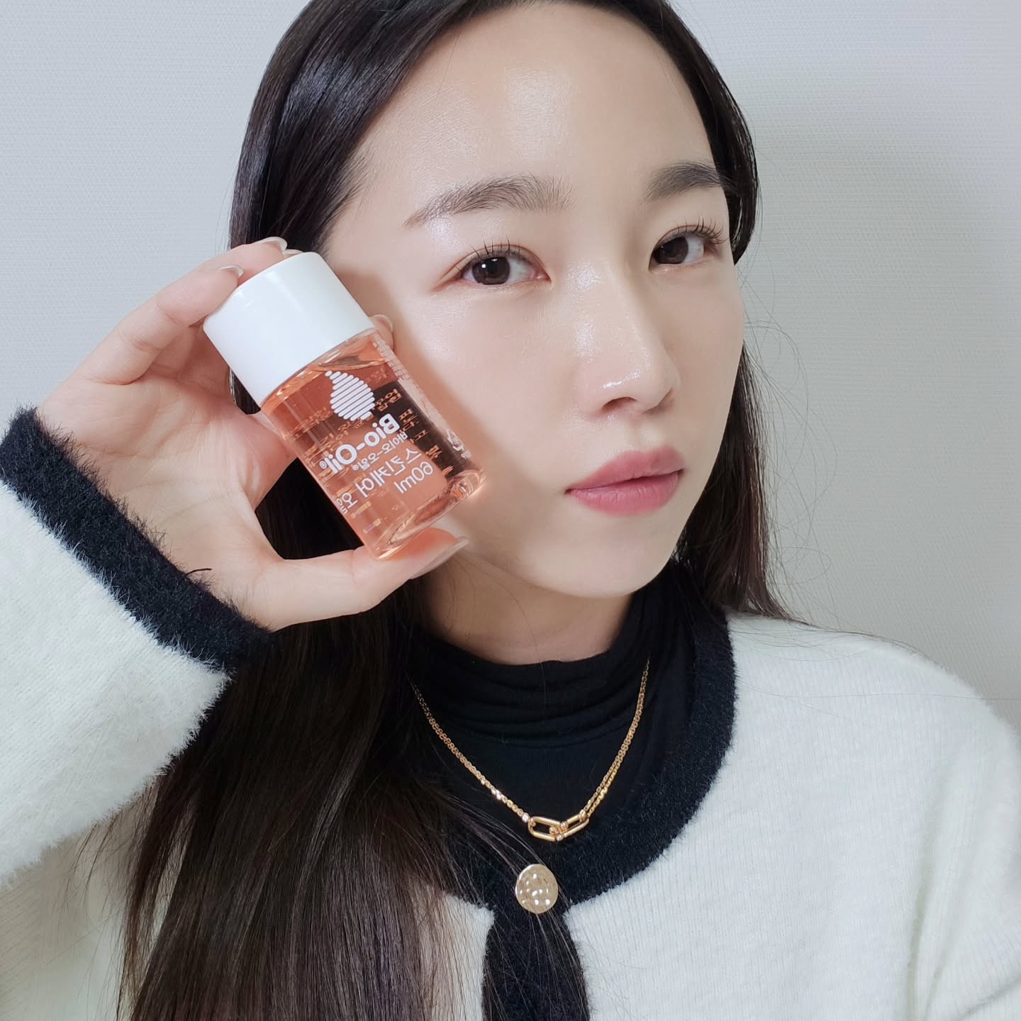 #협찬

머리부터 발끝까지 사용할 수 있는
멀티오일을 찾는다면 biooilkorea

평소 건조한 피부지만, 겨울철만 되면
푸석푸석함을 넘어 가려움까지 느껴질 정도라
보습에 진심인 편 !

건성 피부부터 임산부 까지 사용할 수 있는
바이오오일 스킨케어 오일

크림만으로 보습감이 부족할 때,
바이오오일을 소량 섞어 사용하면 극강의 보습감 완성

끈적임 없이 가벼운 타입이라 바디오일으로
사용하기에도 완벽한 제형 !

평소 건조함이 고민이라면? 바이오오일이 딱 !

현재, 바이오오일 공식 네이버 스토어에서 스킨케어 오일
구매시, 괄사와 쇼핑백을 함께 증정 중 !
(스킨케어 오일 200ml 구매시, 괄사 & 쇼핑백 증정)

38,500원 구성 품이 1/14 ~ 1/20 동안에만 28,900원으로
구매 가능하답니다 :)

네이버 선물대첩 행사에도 진행하고 있으니 주위에
임산부나 지인들에게 선물 해보시는 것은 어떠세요??

#바이오오일 #스킨케어오일 #드라이스킨젤 #스킨케어오일내추럴 #내추럴오일 #손상피부 #바디오일 #할인 #세일 #특가 #괄사 #행사 #임산부오일 #페이스오일 #건성 #임산부 #퍼셀린오일 #biooil #멀티오일