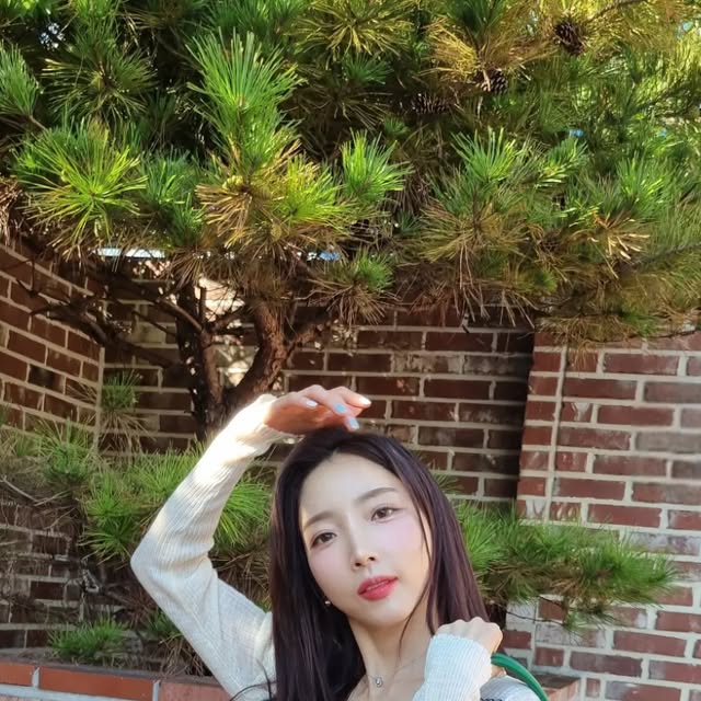 정인희 아나운서 on Instagram: "#광고 @rovetom_ 

올 가을 유행 컬러 중 하나인 비비드 그린
싱그러운 초록색, 디자이너 브랜드 제니백으로 포인트 주기 🌳

너무 가볍지도, 무겁지도 않은 라이네이팅 코팅의 소가죽
비비드한 컬러에 반달 형태 유니크한 디자인으로 무난한 데일리 룩 코디 & 운동할때 휴대하거나 골프백으로 매치해도 예쁜 제니백 ⛳️🥎
가방쉐입이 잘 잡혀 있고 빅사이즈라 많은 소지품 커버 가능

motif word : 1960,pop look,retro,sporty,trak,pants
target : 패션으로 나를 표현함에 적극적이고 컬러를 즐기는 모든 세대
 
소재 : 소가죽+라미네이팅 코팅
컬러 : 라임
사이즈 : w40*h22*d12

#로브톰 #제니백"