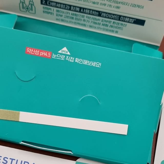은주쌤 on Instagram: "#광고  에스트라 에이시카365 흔적진정세럼 pH4.5 체험키트.
올리브영 더마 카테고리 1위 브랜드, 에스트라에서 새롭게 선보인 약산성 진정세럼이에요.

민감피부가 일반피부보다 3배 더 붉어진다는 사실, 알고 계셨나요?
그 원인이 바로 ‘높아진 피부 pH’ 때문이라는 것, 저는 이번에 처음 알았어요.

🌸붉은기. 열감 진정은 ‘성분’보다 ‘pH’부터 봐야 한다고 해요.

이 세럼은 민감피부 진정을 위한 독자 성분, pH4.5CICA™를 담고 있어요.
즉각 진정, 4배 강화된 시카로 피부장벽을 케어,
PHA로 피부 pH를 건강한 4.5로 유지

무려 12시간 동안 피부 표면을 약산성으로 지켜주는 기술이라니... 확실히 달라요.

 1mL 샘플을 7일간 체험할 수 있는 키트를 사용

세럼을 바르고 나서 열감, 붉은기... 진정되고,
다음날 아침엔 피부 결이 훨씬 정돈된 느낌 굿

pH 리트머스 테스트를 해보니,
정말 pH가 4.5로 안정된다는 게 눈으로도 확인되요

지금 올리브영에서
40ml 본품 + 20ml 추가 증정, 거기에 에이시카 크림 샘플까지!

4월 한 달간 25% 할인 이벤트 중이니,
이 기회 절대 놓치지 마세요.

구매링크: https://m.oliveyoung.co.kr/m/goods/getGoodsDetail.do?goodsNo=A000000222839

이 글은 '에스트라'로부터 제품과 소정의 수수료를 제공 받아 작성된 솔직한 리뷰입니다.
#pH4.5약산성시카세럼 #에이시카약산성세럼 #에스트라약산성세럼
#약산성붉은기진정세럼 #에이시카흔적진정세럼 #올리브영진정세럼
#민감피부 #진정세럼 #붉은기진정 #pH4.5세럼 #에이시카세럼"
