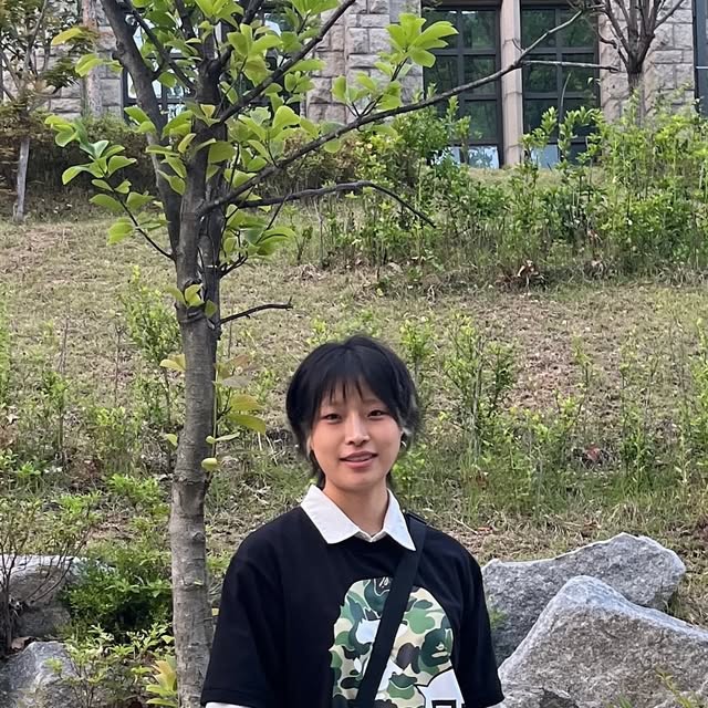 신유 SHIN U on Instagram: "#광고 #standarderror 
벌써 월요일이라니,, 다들 월요팅🙀 
날씨 좋았던 주말 여름바지 오픈했자나요~~ @standarderror_official  버뮤다 팬츠인데요!

빈티지한 컬러감이 포인트로 딱이더라구요 저는 오랜만에 스트릿 캐주얼 코디를 해보았는데 어떤가용🤔

#스탠다드에러 #STANDARDERROR #남여공용팬츠 #데님 #데님팬츠 #팬츠 #바지 #와이드바지 #워싱팬츠 #버뮤다팬츠 #버뮤다 #반바지 #데일리룩 #바지추천 #DenimPants #denim #pants"