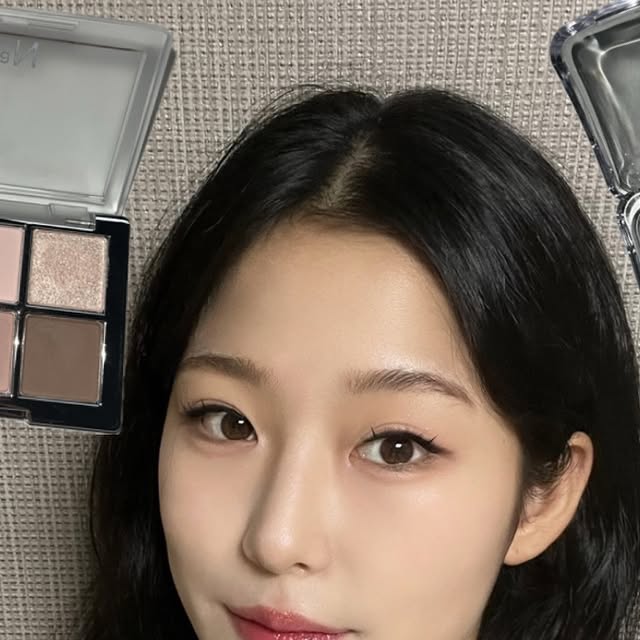 하리 on Instagram: "#광고 

@2an_official 

2025년 새해의 문을 여는 투에이엔 신상 ! ✨

2an에서 정원의 흩날리는 꽃잎의 화사한 감성을 담은 블루밍 가든 컬렉션 신상이 출시되었어요 : ) 🌷

✔️퓨어 글래시 하이라이터
✔️듀얼치크
✔️베러 미 아이팔레트

코덕 마음 따스히 녹여버리는 블루밍 가든 컬렉션으로 
추운 겨울을 지나 다가오는 봄날 같이 준비해요 ♥️

올리브영 200개 전국 매장에서 만날 수 있어요 ෆ"