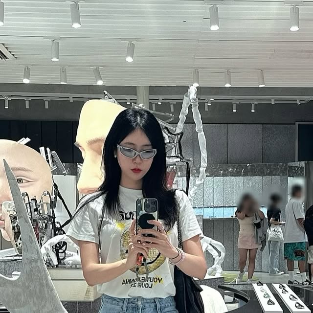 메이앤 • Beauty Fashion Lifestyle on Instagram: "#광고

며칠 전부터 이번주 주말까지 내내 
신나게 신고 다닌 르무통 운동화~ 💕

오늘도 하루 종일 돌아다니는데, 
발이 너무 편해서 구름위를 걷는 기분이에요!

아무리 편해도 보통 오래 걸으면,
종아리가 아프더라구요~ 
그래서 편안한 신발을 좀 찾게되는데,
이건 쿠션감이 정말 좋아서 말랑한
매트를 밟고 다니는 기분이더라구요~? 😍

이렇게 편한신발이 나왔다니, 
전 이제 알았네요..? ㅎㅎㅎ

심지어, 디자인도 이뻐요~
데일리룩, 캐쥬얼, 비지니스룩에도
이질감 없이 다 잘어울리고, 심지어 귀여움~ ㄲ ㅑ 💕

이거 신어보고 빠지면 못헤어나온다에 한표!! 😍

.
.
.

#르무통 #발편한운동화 #데일리슈즈 #업 #LeMouton"