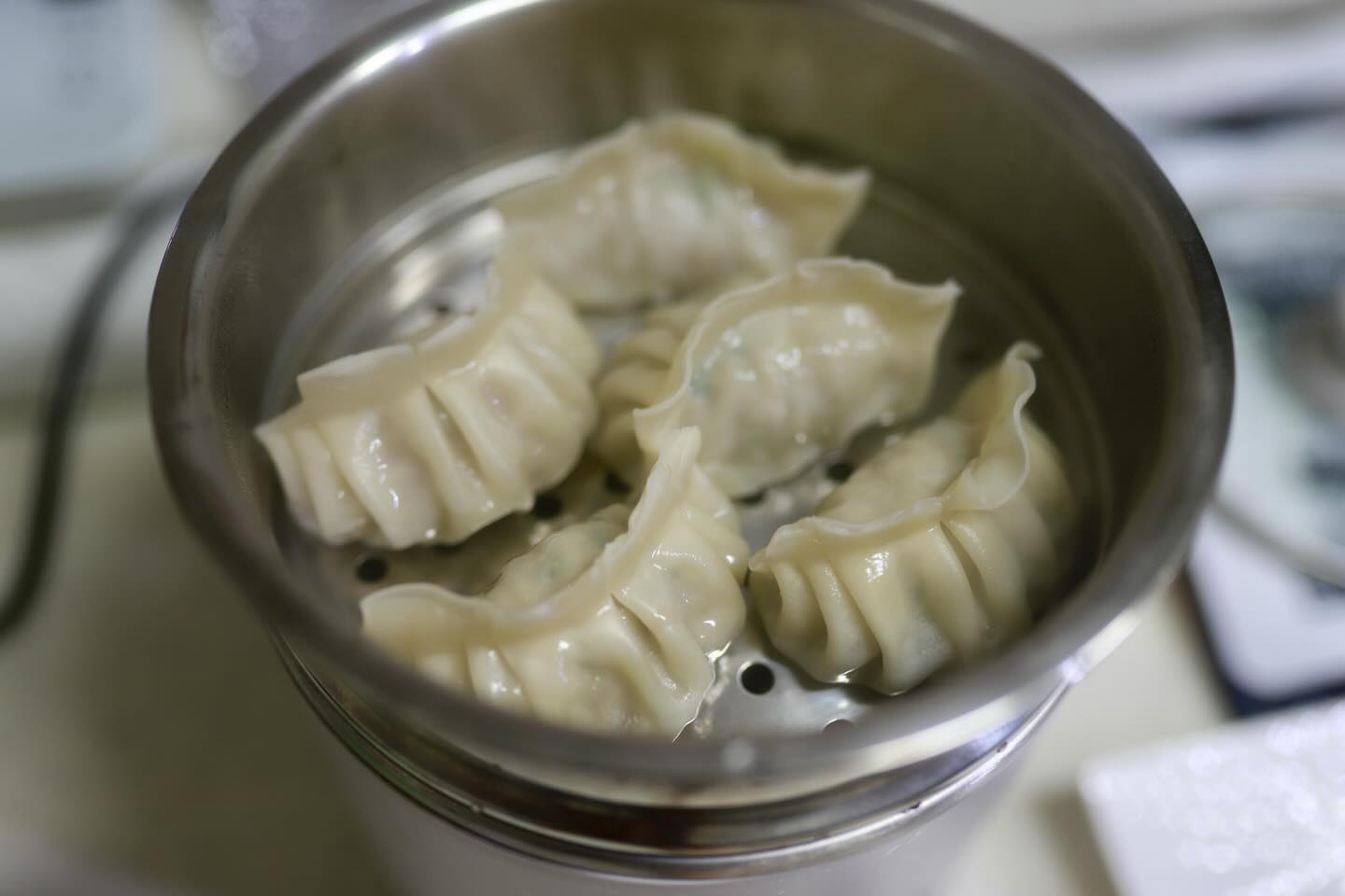 #협찬
chungjungone

맛집 중의 맛집 평양음식 전문점 능라도
능라도의 맛을 추운 날씨에 간편하게
집에서 즐길수 있는 밀키트가 나왔어요~

특히나 떡만두국 많이 먹게되는 명절을 앞두고도,
평상시에도 뜨끈한 국물에 든든한 한끼로도 굿🙆‍♀️

담백하고 깔끔한 국물에
으깬 초당두부와 아삭한 숙주를 아낌없이 넣어
재료 본연의 담백함이 살아있는
평양식 만두 청청원 호밍스 평양식 만둣국
소고기고명과 다진 양념까지 들어있는 만두국밀키트~🥟

접시만두 한봉 더 있으면
만두 추가도 되고~
국내산 돼지고기와 소고기의 최적비율로 육풍미도 장난없고!
호밍스만의 제면 비법으로 얇고 부드러운 만두피까지~
호밍스 접시만두 야식으로도 짱좋아요!👍

전문점 메뉴 그대로 즐기는 조리방법이 뒷면에 나와있어서
만두를 쪄서 만두국을 끓이는 비법까지 전수해주다니~✌️

컬리와 쿠팡에서 구매가능하니까
명절 앞두고 더 주문해둬야겠어요!😆

#청정원 #호밍스 #능라도 #평양식만두
#냉동만두추천 #간편식만두국
#만두국밀키트 #만두맛집
#밀키트추천 #맛있다그램😋