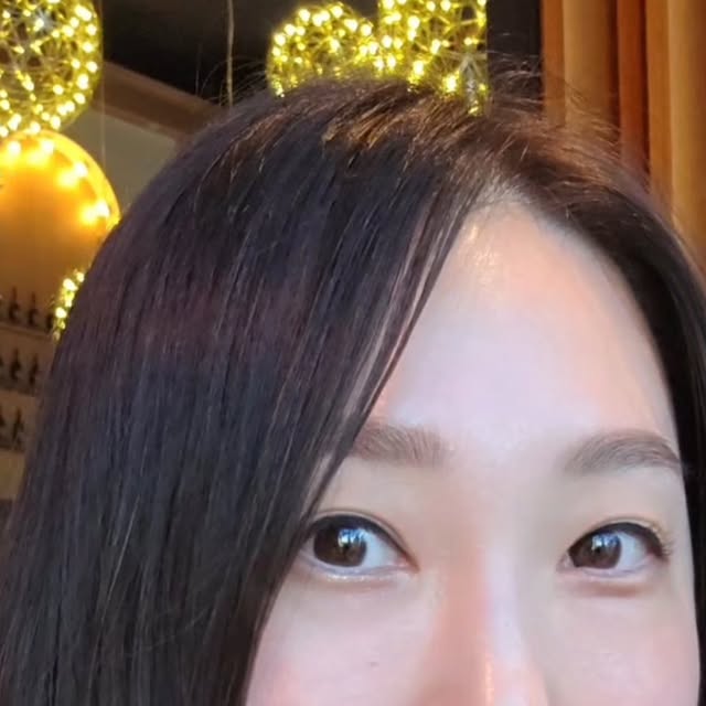 나의행복 on Instagram: "#광고 |자연스럽고 생기있는 메이크업 비결

저는 메이크업 할 거 다 하지만,
진하게 하지는 않아요~

나이 들어가니 자연스러운게 예쁘더라구요ㅎㅎ

어느새 제가 투에이엔 제품을 사용한지 
🙊거의 반년이 되었네요ㅎㅎ🙊

이번에 신제품으로 파운데이션과,듀얼라이너가 나와서
구매해봤는데, 사용감이 좋아서 소개해드려요 ◡̈ 

✅️파운데이션 : 뜨지않고 얇게 밀착감이 좋았어요!
✅️듀얼라이너 : 두꺼운부분은 쉐도우로, 얇은부분은 라이너로!
 번짐 없이 유지력 좋더라구요!

✅️틴트 : 이건 제가 반년간 꾸준히 쓰고있는 제품입니다!
자연스럽고 예뻐.....ෆ

올리브영에서 투에이엔 제품 2만원 이상 구매하면
사은품으로 버블파우치도 주는데 꼭 겟! 하세요~

#올영픽#올리브영추천템#올영필수템
#러브버블컬렉션#롱웨어링파운데이션미니
#컬러플레이듀얼라이너"