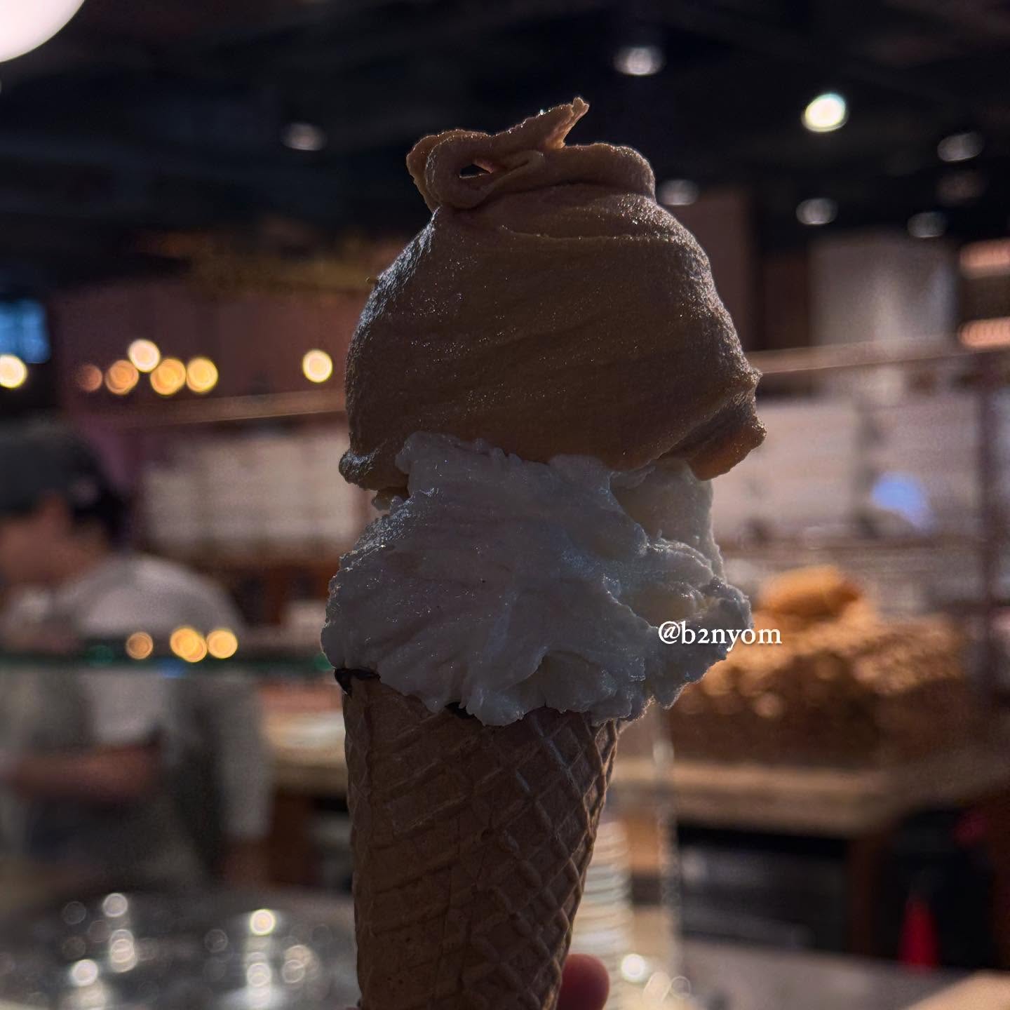 서면 삼정타워 젤라또 맛집 젤라띠젤라띠🍦

삼정타워에서 점심 후 디저트 선택. 커피 대신 달달한 젤라또로 마무리! 일반 콘은 2가지 맛 선택 가능!
✔️ 이천쌀 – 쌀알의 은은한 식감이 매력적
✔️ 솔티카라멜 – 달달함과 짭조름함의 완벽 조화
콘 끝까지 초코 가득 담겨있어서 마지막 한입까지 행복🍫

삼정타워에서 식사 후 달콤한 디저트 찾는다면, ‘젤라띠젤라띠’ 추천해요!💖

#서면맛집 #삼정타워맛집 #젤라띠젤라띠 #부산젤라또 #서면디저트 #부산디저트 #젤라또맛집 #서면카페 #삼정타워카페 #이천쌀젤라또 #솔티카라멜 #부산여행맛집 #서면핫플 #먹스타 #먹스타그램 #부산여행 #먹스타맞팔