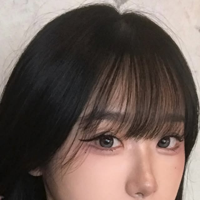 김지후 on Instagram: "#광고
애교살 메이크업으로 유명한 인플루언서 ✨홍주( @smokinghotvirgin )님과 함께
블랑디바에서 새로 런칭한 애교살 팔레트✨를 소개합니다.
제가 사용한 팔레트는 02 HUSH 입니다 ꈍ ꈍ
이 애교살 팔레트는 좁은 부위까지 정교하게 표현할 수 있도록 공동 개발한 전용 브러쉬와, 팔레트 하나로 완성되는 자연스럽고 도톰한 애교살 메이크업이 특징이에요.
✔ 소프트한 컬러로 인위적인 선이 아닌 자연스러운 애교살 연출
✔ 부드러운 발림성으로 레이어링해도 뭉침없이 깔끔한 표현
✔ 가루날림이 거의 없어 깔끔하게 사용 가능
✔ 휴대성도 좋고 애교살만을 위한 팔레트지만 이거 하나만 있어도 눈화장 완성 가능
저는 직접 사용해봤을 때 가루날림이 전혀 없고, 뭉침이 없는 점이 가장 만족스러웠습니다.
원래 다른 섀도우로 애교살을 그렸을 때보다 훨씬 뽀용하게 올라가서 화장을 잘 못하는 분들도 손쉽게 애교살을 완성할 수 있는 팔레트예요 ♥.♥
참고로 저는 겨울 쿨톤 브라이트입니다 // ˖˚⊹ ⋆♡
#애교살팔레트 #애교살메이크업 #블랑디바 #홍주공동개발 #통통한애교살"