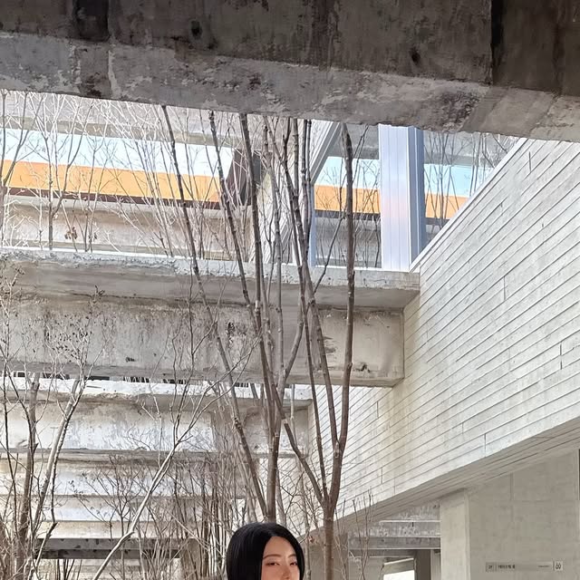 기록하는 😌 뽀용 on Instagram: "#광고 🔥 요즘 즐겨입는 스트릿 패션 필수템 ! 🔥 87-STAN164 빈티지 프론트 캣샌드 워싱 와이드 데님팬츠 (빈티지블루) 😎 📸 거리에서 빛나는 데님의 진가를