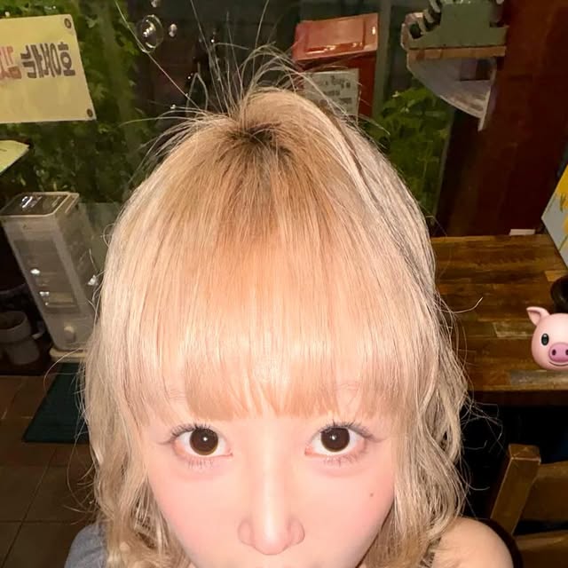 EUNCHAE BAEK on Instagram: "#광고 #호야네족발동대문점 

프로 혼술러들을 포함한 족보 러버들 집중해야만 ㅎㅐ🥵

제가 또 맛잘알에, 다들 알다시피 프로 혼술러잖아요. 
절 믿으셔야 합니다👩‍🏫ㅇ.<

야들야들 쫄깃쫄깃 족발, 부드럽고 촉촉한 보쌈에
퀄리티 좋은 반찬들로만 구성돼있는 #호야네족발🍗

들어가 보니 혼술 하시는 손님도 계셨는데
1인 메뉴가 굉장히 잘 나오는 탓이겠죠 아무래두~~~?🤭

족발 소+막국수 소 시켰는데, 양 무슨 일이에요 사장님?????🤷‍♀️
잡내 하나 없는 족발에, 미니족도 꼬들쫀득 미쳐버린 거지🤦‍♀️

게다가 기본상 구성으로 나오는 반찬들이 미쳤는데요...😵‍💫
적당히 짭짤 고소한 계란찜은 자꾸만 손이 갔고,
얼큰하고 뜨끈한 오뎅탕은 끊임없이 술을 부르는 맛이었으며
함께 나오는 보쌈김치는 집에 가져가고 싶었고
촉촉한 막국수와 함께 족발쌈을 해먹었더니 정신 팔려버렸네요🤷‍♀️

매장 분위기도 진득하게 앉아 노가리 깔 수 있는 분위기라
적당히 노포 분위기 좋아하시는 분이라면 정말 강츄상츄🫵✨

앉음뱅이 족발 집으로 명~하겠습니다👍
앉아서 종일 초록 병 까기 딱 좋으네요🤭

+사쟝님!!! 마지막에 주신 참외 진짜 달고 맛있었어요
사장님의 친절 응대와 맛있는 한 상을 제공해주심에 너어모 감사🥰드립니다!

.

.

.

#족발#보쌈#불족발#막국수#미니족#반반족발#불미니족#동네맛집#불족발맛집#전농동맛집#청량리맛집#청량리역맛집#휘경동맛집#용답동맛집#족발맛집#보쌈맛집#호야네족발#동대문로컬맛집#시립대맛집#시립대족발#족발맛집#동대문핫플#도시락#1인분#혼밥 #먹스타그램 #맛스타그램 #맛집여행"