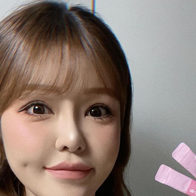 Üᴍɪʏᴀ on Instagram: "#광고
최근 무더운 날씨와 수면 부족으로 손상된 피부를 캐나다산 추출 100% 연어 콜라겐에 글루타치온, 히알루론산, 비타민 등의 부원료들이 알차게 함유되어 있는 ‘상아제약‘의 프리미엄 연어 콜라겐으로 관리해 주고 있어요☺️
분자 구조가 작아 흡수가 더 빠른 어류 콜라겐으로 특유의 비린 맛과 향이 없어서 먹기 편하고, 관절과 모발 건강에도 도움을 줘요!
이지 컷팅 스틱 포라 휴대성이 좋고, 상큼한 레몬 맛으로 꾸준히 잘 챙겨 먹을 수 있는 제품이에요👍🏻
#상아제약#콜라겐#콜라겐추천#연어콜라겐#단일어종콜라겐#캐나다연어콜라겐프리미엄"