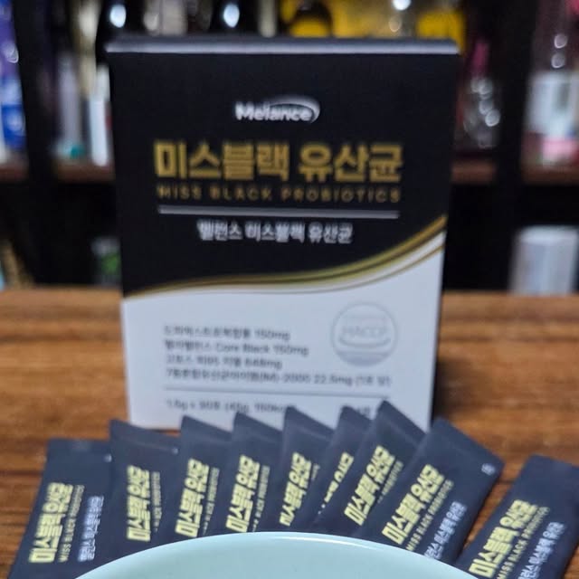 기매라니 on Instagram: "#협찬 미스블랙 프로바이오틱스

요즘 새치 때문에 스트레스~~~
새치유산균도 있구낭? 
알게되게 미스블랙 프로바이오틱스였다. 
하루 한 포씩 간편하게 섭취할 수 있어 꾸준히 챙기기 쉬웠다. 
장 건강과 모근 환경을 함께 관리해주는 느낌이라 
부담 없이 시작하기 좋았다. 

진한 맛이나 향이 없어 물과 함께 편하게 섭취되었고, 
속도 편안하게 유지되었다. 
여성 고민을 집중적으로 케어하는 제품이라 
꾸준히 관리해보고 싶은 유산균이었다.

#미스블랙 #미스블랙프로바이오틱스 #새치관리 #새치유산균 #여성유산균 #여성건강 #장건강 #장관리 #이너뷰티 #이너케어 #유산균추천 #프로바이오틱스 #모발건강 #두피건강 #탈모관리 #헤어케어 #뷰티습관 #건강습관 #30대여성 #40대여성 #셀프케어 #건강템 #데일리건강 #미용유산균 #건강보조식품 #유산균루틴 #속편한유산균 #새치고민 #건강한하루"