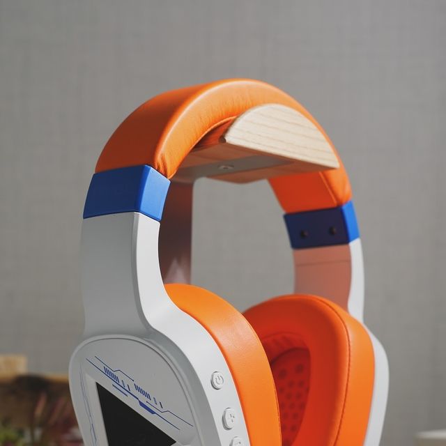 IT 테크 / 오디오 전자제품 / 휴대폰 및 악세서리 on Instagram: "🎧 프리미엄 헤드셋을 위한 완벽한 스탠드 헤드셋을 고급스럽게 보관하고 싶다면? 홈앤코 원목 헤드셋 스탠드가 딱입니다! 😍