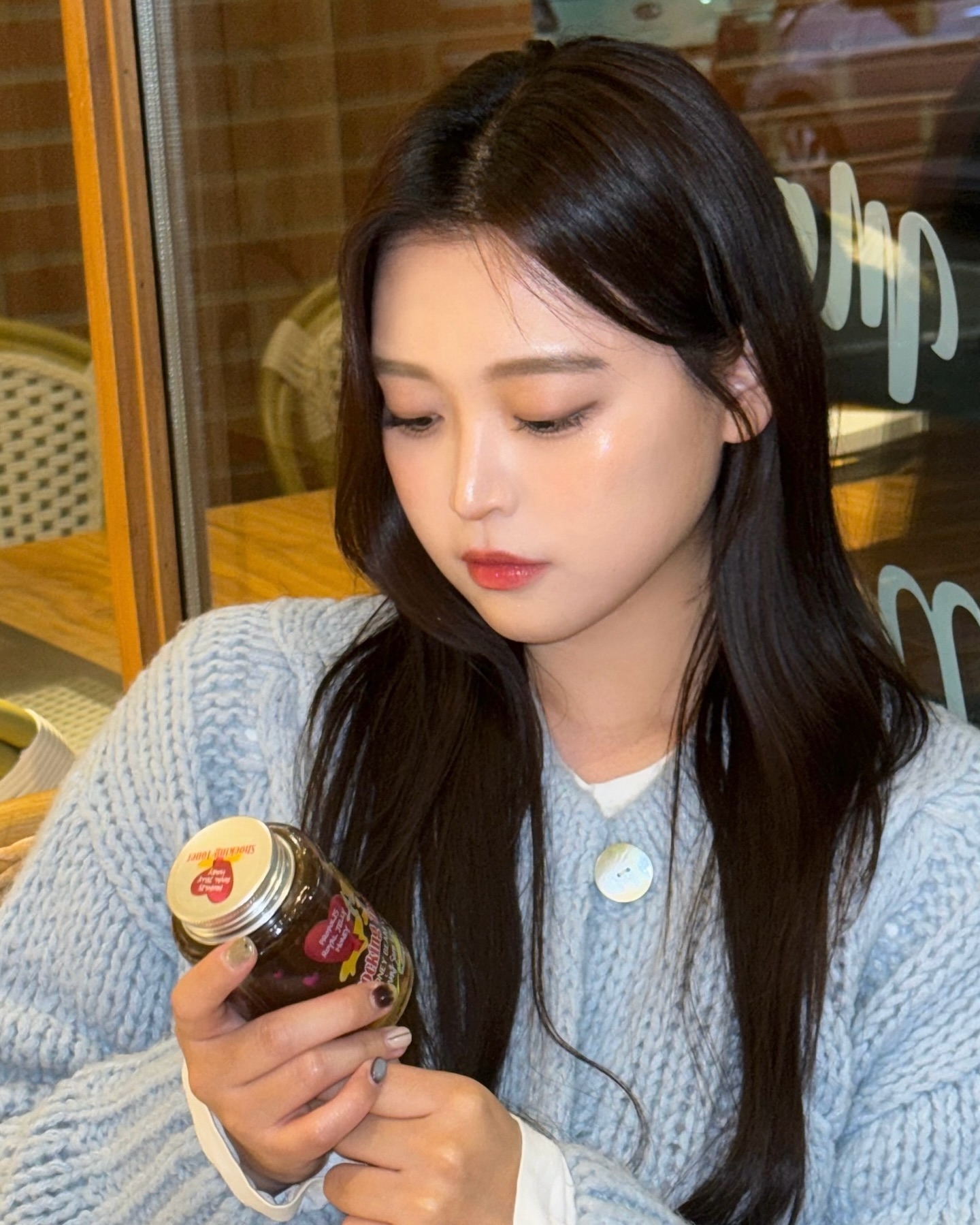 #협찬 
찐 꿀광피부 만들어주는 쇼킹토너꿀광버전🍯

쇼킹토너꿀광버전은 스킨+로션+에센스 올인원 제품으로 수분,보습,영양을 한번에 채울 수 있답니다!
꿀,로얄젤리,프로폴리스가 함유되어 있어 피부 속까지 촉촉한 꿀광 피부를 연출할 수 있어요.

(꿀팁! 화장하기전에 발라주거나 파운데이션에 소량 섞어 사용하면 요즘 유행하는 촉촉물광피부가 만들어져요!)
.
.
.
#라벨영 #labelyoung #koreancosmetics #쇼킹토너꿀광버전 #수분토너 #화잘먹토너 #피부속건조 #올인원화장품