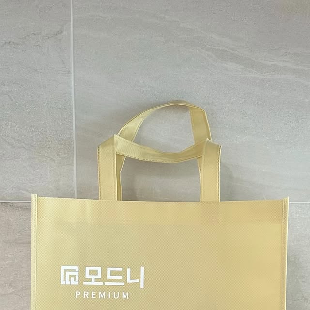 지혜로운 일상 on Instagram: "#광고 일산 모드니에서 집들이 대비
너무 마음에 드는 전골 냄비 데려왔어요 :)

일산 모드니 아시는 분은 아시겠지만 주방용품 성지!
국내 최대 규모의 수입 그릇 할인 매장이에요~

빌레로이앤보흐, 스타우브, 에드왈피터,
르크루제, 덴비, 이도, 테팔, 필리만 등
국내외 거의 대부분의 식기류 브랜드가 있답니다🍽️

스타우브  B급 상품도 저렴하게 판매하는데
직원분들도 왜 B급인지 모를 정도로
그냥 A급 상품처럼 상태가 좋아 득템 가능‼️

요즘 핫한 차코랩 텀블러도 온/오프 포함해
가장 저렴하게 판매하고 주석 시리즈로 유명한
에뚜알퓨터도 세상 영롱하더라구요✨

일본 국민 도마인 파커아사이 향균도마도
반영구적으로 사용 가능해 유명템이니 구입 추천!

이처럼 다양한 브랜드 제품을 한곳에서
비교해 보고 저렴하게 살 수 있으니 식기류가
필요할 때는 꼭 들려야 하는 일산 명소에요👏🏻
 
제가 방문했을 때도 신혼부부들을 비롯한
손님들이 정말 많았고 애견 동반도 가능하답니다🐶

너무 볼게 많아서 한번 방문하면 시간 가는 줄
모르는 개미지옥이니 시간 넉넉하게 잡고 가세요🧚🏻‍♀️

일산에 방문하기 머신 분들은 모드니 공식 온라인몰
’모드니 스토어‘도 있으니 구경 추천! (모드니하우스 X)

📍경기도 고양시 일산동구 장대길 106-51 일산모드니 
📍매일 9:00 ~ 19:00
* 분당, 시흥 모드니와 같은 모드니 아님
.
@modnistore #모드니
.
#일산모드니 #모드니일산 #일산명소 #일산가볼만한곳 #일산유명한곳 #일산데이트장소 #신혼부부그릇 #빌레로이앤보흐 #스타우브 #스타우브꼬꼬때 #amt #네바커트러리 #사브르젓가락 #도마 #식기 #그릇 #유리잔 #에르메스그릇 #야채탈수기 #네오플램 #대니쉬냄비 #냄비 #후라이팬 #알텐바흐"
