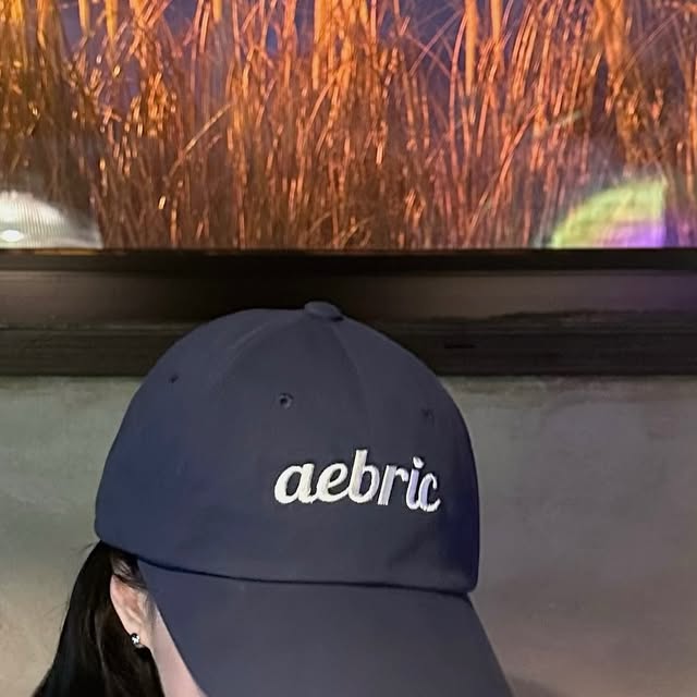 일상 소통기록👀 ̤̮ on Instagram: "#광고 에이브릭 이지 스타일 베이직 볼캡 🧢
베이직한 볼캡은 하나쯤 있으면 유용하게 쓰게되죵☺️ 모자가 깊지않아서 좋았고 착용했을 때 디자인이 더 예뻤어요 챙이 넉넉해 얼굴이 작아보이는 효과까지! 착용감도 좋아서 데일리로 손이 자주 가요💗
 

@aebric_official

#에이브릭 #aebric #에이브릭모자 #에이브릭에코백 #데일리패션 #꾸안꾸패션 #남녀공용#20대패션 #30대패션 #직장인룩 #대학생코디 #감성패션 #캐주얼룩추천#데일리아이템 #미니멀패션 #심플룩#모자코디 #에코백코디 #패션템추천 #코디스타그램 #데일리룩추천"