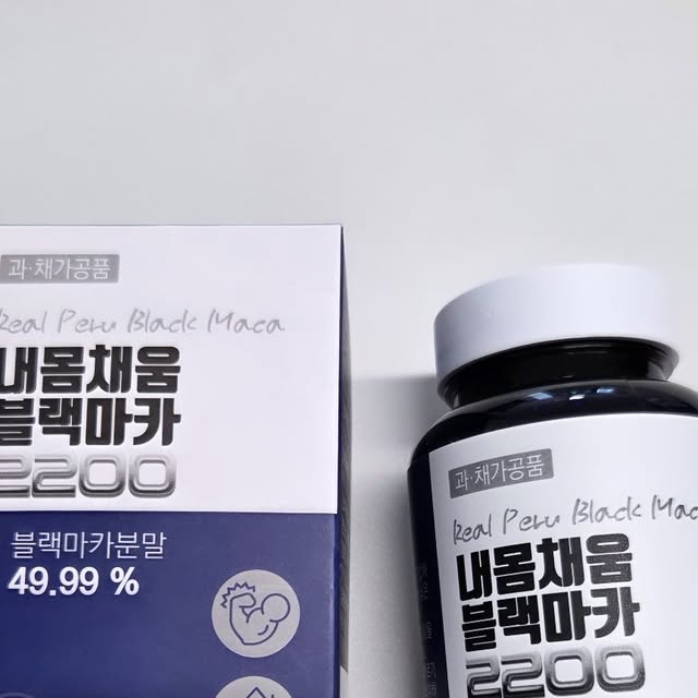 찌블리 on Instagram: "#광고

요즘 유독 피로하다는 말을 자주 해서
평소에 간편하게 챙길 수 있는 
제품을 하나 준비해봤습니다

여러 제품을 비교하다가 선택한 
내몸채움 블랙마카2200는
블랙마카가 하루 기준 2,200mg
고함량으로 함유되어있고
흑마늘, 야관문, L-아르기닌 등
다양한 부원료들이 함께 포함되어 있어
구성이 꽤 알차더라구요

섭취 방법도 간단하고
캡슐 크기도 부담스럽지 않은 편이라
아침에 물과 함께 챙기기 편리한
내몸채움 블랙마카2200은
특유의 냄새나 쓴맛 같은 것도 
거의 느껴지지 않아
거부감 없이 자연스럽게 
섭취하기 좋은 제품이더라구요

생활 속에서 간편하게 챙기며
컨디션 관리를 도와주는 용도로
부담 없이 시작하기 좋은
내몸채움 블랙마카2200!
기력이 예전 같지 않다고 느껴지는 시점에
큰 거부감 없이 
꾸준히 섭취할 수 있는 제품을 찾는다면
내몸채움 블랙마카2200
추천드리고 싶네요

ᴛʜᴀɴᴋ ʏᴏᴜ •⩊• 

#내몸채움블랙마카 #블랙마카 #남성영양제 #아빠영양제 #내몸채움 #내몸가벼움 #운동보충제 #아르기닌 #내몸채움블랙마카2200 #퓨어헬스케어 #내몸가벼움다이어트환

✔️이 포스팅은 해당 업체로부터
제품/서비스를 무료로 제공받아 체험 후 
솔직하게 작성된 리뷰입니다."