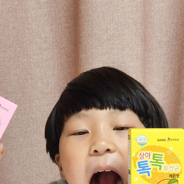 별나라여행 on Instagram: "#광고 @sanga_pharm

17종 혼합유산균 2000억 0.3% 함유한
어린이유산균 상아제약 상아톡톡유산균❤️

이외에는 자일리톨, 아연, 홍삼농축분말,
진피추출분말 등 엄선한 부원료를 담았으며
믿을 수 있는 안전한 제조시설 해섭인증 받아서
안심하고 아이유산균 챙겨줄 수 있으니 좋아요.

평소 유산균 먹기 싫어해서 이렇게도 먹여보고
저렇게도 먹여봤는데 뭐든 맛있어야지 잘 먹는법!
상아톡톡유산균은 딸기맛, 레몬맛, 포도맛
3가지 맛으로 고를 수가 있는데
우리 주야가 좋아하는건 바로 새콤한 딸기맛🫶

외출시 휴대하기 간편하게 스틱포장형태로
이지컷까지 있으니 언제든 챙겨줄 수 있으니
우리 아이 장건강은 상아톡톡유산균에 맡겨주세요!

#상아제약#상아톡톡유산균#어린이유산균#키즈유산균#어린이프로바이오틱스#키즈프로바이오틱스"