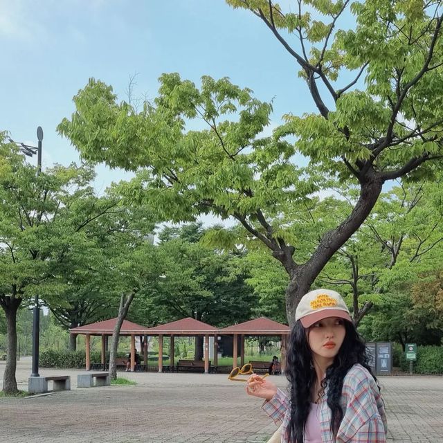 kaheelee 달보드레 콩닥이 꽁냥이 on Instagram: "#광고 @standarderror_official 아지트 반경이 넓은 스타일. 태풍도 지나고 처서도 지났지만 여전히 헬더위인 중에도 가을옷 입고 나와서 뽈뽈거리구 돌