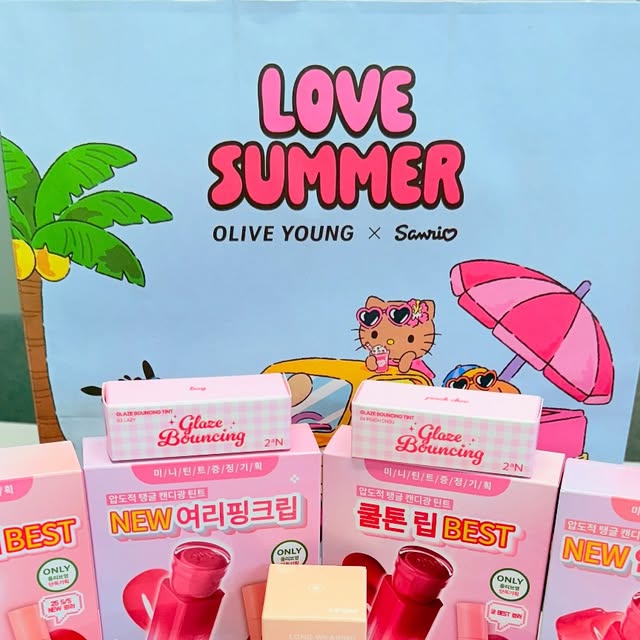 옹헤얌💕 on Instagram: "#광고

올영픽 투에이엔 제품들 💖 
오랜만에 올리브영 방문해서 너무 맘에드는 뷰티템 득템 완료 했어요~

이번에 투에이엔 신상 러브버블 제품들도 하나씩 써봤는데, 
컬러며 발림성까지 완전 만족했어요🫶
그래서 새로 출시된 신제품 라인으로 싹 데려왔어요~

8월 신제품 : 러브 버블 컬렉션(6종) / 롱 웨어링 파운데이션(4종) / 컬러 플레이 듀얼 라이너(5종)

💄 러브버블 컬렉션 립 틴트
촉촉하게 발리면서도 글로시한 마무리감이 화사한 표현에 딱✨
“캔디츄”, “피치버블”, “피치슈”, “레이지”, “버블리”, “슈가버블” 컬러마다 분위기가 달라서 옷입는거에 따라 기분 따라 골라 쓰는 재미가 있어요~

✨ 컬러플레이 듀얼라이너
“로지캔디”, “허니피치”, “베베핑크” 전부 은은하게 발색돼서 아이메이크업 포인트 주기 좋아요!
듀얼라이너 하나로 섀도우+라이너까지 해결 가능해서 데일리템으로 굿굿👍

🌸 롱웨어링 파운데이션
제피부에 딱 맞는 21호 아이보리 발라봤는데, 색상이 하얗게 뜨지않고 피부에 가볍게 밀착되면서도 은은한 광이 돌아서 피부가 깨끗해 보이더라구요!
게다가 두껍지 않고 얇게 발려서 요즘처럼 더운 날씨에도 부담 없이 쓰기 좋고 부담스럽지않은 색상이라 4계절 쭉 쓰기 좋아요^^
휴대하기좋은 미니미니한 용기라서 자주여행 다니는 저에겐 피우치에 갖고다니기 딱이에요~

올영가면 이쁜 색상의 화장품들로 눈이 번쩍 떠지는데 올영픽 딱 센터에 투에이엔 제품이 있어서 고르기도 좋았어요~
제 화장대에도 알록달록 이쁜 투에이엔 제품들로 화사함이 가득해 졌어요😍

#올리브영 #2aN #여름메이크업 #틴트추천 #아이메이크업 #파운데이션추천

롱 웨어링 파운데이션 미니

#올영픽#올리브영추천템#올영필수템#러브버블컬렉션#롱웨어링파운데이션미니#컬러플레이듀얼라이너"