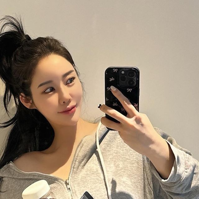 iam.windy on Instagram: "#광고

꾸준히 먹고있는 허리쏘옥 다이어트 다크 아메리카노!
탄수화물이 지방으로 바뀌는걸 막아주는 커피!
커피맛이 왜이렇게 맛있나했더니
저렴한 베트남산 원두가 아닌 콜롬비아 아라비카 원두라 그런가
고소한데 산미 없고  카페 아메리카노처럼 맛있어용❤️👀
라인관리 체지방관리 먹으면서 관리할수있잖아

✔️정가 16,500원 ->현재 9,900원파격 할인중 놓치지말아요

#허리쏘옥다이어트#다이어트보조제#다이어트커피#탄수화물컷팅제#가르시니아#칼로리컷팅제#체지방컷팅제#뱃살빼는법#유지어터#다이어트음료#직장인다이어트"